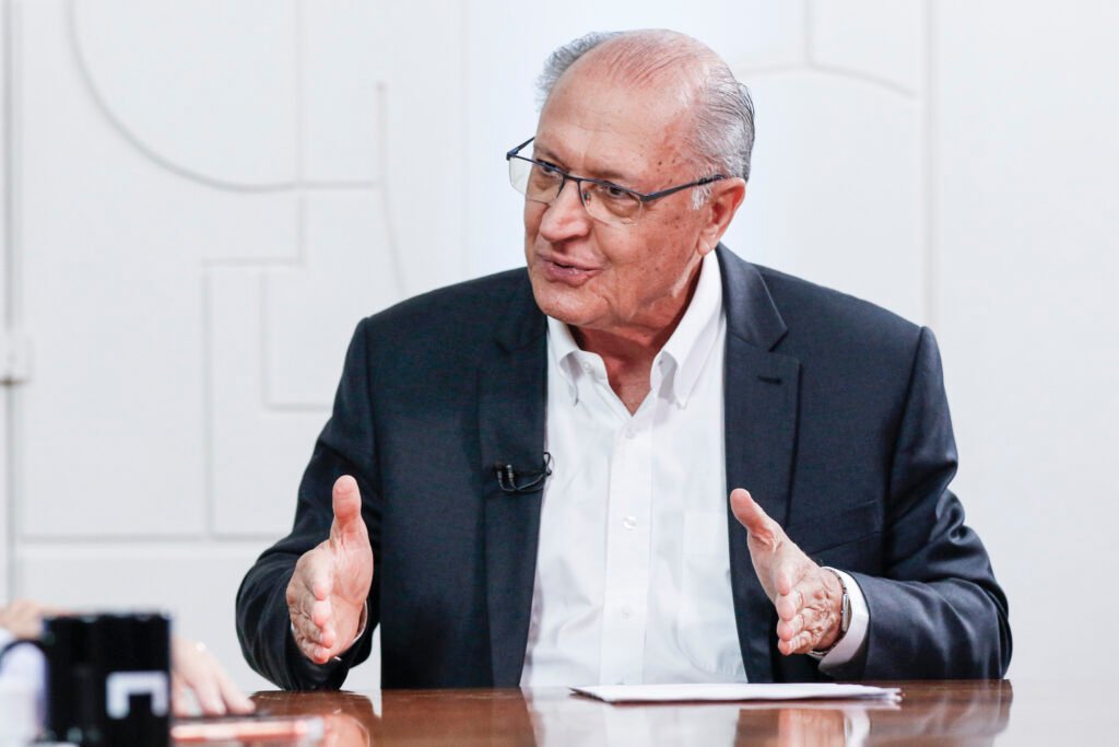 O que Alckmin quis dizer com "não se escolhe como servir na vida pública"? Alckmin destacou que a vida pública demanda flexibilidade e que as oportunidades de serviço surgem naturalmente, sem planejamento prévio. Por que Alckmin está deixando o cargo de ministro da Indústria? Ele deixará o cargo para concorrer nas eleições de outubro, conforme anunciado recentemente. Qual é a opinião de Lula sobre Alckmin como vice-presidente? Lula expressou satisfação com Alckmin como vice, elogiando sua lealdade, competência e contribuição ao governo. Alckmin pretende concorrer ao governo de São Paulo? Não, Alckmin afirmou que não pretende disputar o governo de São Paulo nas próximas eleições. Quem Lula sugere que Alckmin poderia ajudar mais como candidato? Lula mencionou que Alckmin poderia ajudar mais como candidato ao Senado, mas também ficaria tranquilo com ele como vice. Alckmin já governou São Paulo antes? Sim, Alckmin governou São Paulo em quatro mandatos, entre 2001 e 2006 e de 2011 a 2018. Qual é a posição de Alckmin sobre uma possível candidatura em 2026? Alckmin afirmou que ainda não tomou uma decisão sobre uma possível candidatura em 2026, dizendo que essa decisão será tomada mais à frente. Como Alckmin descreve sua parceria com Lula? Alckmin descreveu sua parceria com Lula como positiva, afirmando estar "muito feliz" no governo. Por que Alckmin não quer ser candidato ao governo de São Paulo? Ele acredita que o estado terá um bom candidato no momento adequado e negou que esse nome seja o dele. Qual é a importância de Alckmin na chapa de Haddad? Lula destacou que Haddad precisa de uma chapa forte para vencer, sugerindo que Alckmin poderia ser um componente importante. Como Alckmin vê seu futuro na política? Alckmin ainda não tomou decisões concretas sobre seu futuro político, mantendo suas opções em aberto. Qual é a visão de Alckmin sobre o serviço público? Alckmin vê o serviço público como uma vocação que escolhe as pessoas, em vez de ser uma escolha deliberada. Alckmin já foi mencionado como candidato ao Palácio dos Bandeirantes? Sim, ele foi citado por aliados, mas negou interesse em concorrer ao cargo. Qual é a estratégia de Alckmin para as próximas eleições? Alckmin ainda não definiu sua estratégia eleitoral, preferindo focar no presente e deixar decisões para o futuro. Como Alckmin contribui para o governo atual? Ele é visto como um executivo competente que contribui significativamente para a administração de Lula. O que Alckmin pensa sobre a questão eleitoral? Ele acredita que a questão eleitoral deve ser considerada mais adiante, não sendo uma prioridade imediata. Qual é o papel de Alckmin no lançamento da pré-candidatura de Haddad? Alckmin participou do evento, reforçando a importância de uma chapa forte para Haddad. Como Alckmin equilibra suas responsabilidades atuais e futuras? Ele mantém foco em suas responsabilidades atuais enquanto considera cuidadosamente suas opções futuras. Qual é a relação entre Alckmin e Lula? A relação é de respeito e colaboração, com Lula expressando confiança e apreço por Alckmin. Como Alckmin vê seu papel na política nacional? Ele vê seu papel como flexível, adaptando-se às necessidades do serviço público conforme surgem.