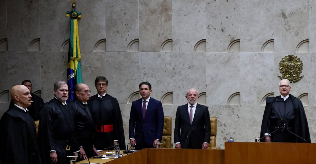 Quem é o chefe da turma mencionado no texto? O chefe da turma é o ministro Gilmar Mendes, que ocupa um posto influente no Supremo Tribunal Federal desde 2002. Por que Gilmar Mendes é chamado de "pajé da tribo"? Ele é chamado assim por sua habilidade em manipular decisões judiciais, muitas vezes favorecendo interesses pessoais ou de aliados. Qual foi a recente ação de Gilmar Mendes que gerou polêmica? Ele impediu que a CPMI do INSS tivesse mais tempo para investigar um esquema de corrupção envolvendo familiares do presidente Lula. Quais ministros do STF estão envolvidos no caso Master? Dias Toffoli e Alexandre de Moraes são mencionados como envolvidos no escândalo do caso Master. O que o voto de Nunes Marques revelou? Revelou suspeitas de que um de seus filhos recebeu honorários significativos como advogado de criminosos. Como Gilmar Mendes é descrito na imagem de Nelson Rodrigues? Ele é descrito como alguém que faz coisas inacreditáveis, coberto pela toga, com pupilos que o seguem fielmente. Quais são algumas das ações controversas de Gilmar Mendes? Ele insulta opositores, absolve criminosos, emite habeas corpus e muda de opinião rapidamente, revogando decisões anteriores. Quem são alguns dos criminosos libertados por Gilmar Mendes? Roger Abdelmassih, Eike Batista, Sérgio Cabral, entre outros, foram libertados por decisões de Gilmar Mendes. Qual é a opinião pública sobre o Supremo Tribunal Federal? Segundo pesquisas, 60% dos brasileiros não confiam no STF, refletindo uma imagem negativa do Judiciário. Como Gilmar Mendes mudou sua postura em relação à Lava Jato? Inicialmente apoiou a operação, mas mudou de ideia quando figuras do PSDB e do governo Temer foram investigadas. Qual foi a reação de Gilmar Mendes às mensagens vazadas da Lava Jato? Ele passou a criticar a operação, acusando-a de abusos processuais e invalidando sentenças. Como Gilmar Mendes lidou com a prisão de Daniel Vorcaro? Aprovou a prisão, mas criticou a transferência para um presídio de segurança máxima e a Polícia Federal. O que Gilmar Mendes pensa sobre a divulgação de dados sigilosos? Ele considera a divulgação uma violação de garantias fundamentais e criticou as quebras de sigilo feitas pelas CPIs. Qual é a relação de Gilmar Mendes com Portugal? Ele frequentemente visita Portugal, onde promove seminários jurídicos e se adapta ao modo de falar local. O que é o "Gilmarpalooza"? É o nome dado ao seminário anual promovido por Gilmar Mendes em Portugal, focado em assuntos jurídicos. Quais são os desafios futuros para Gilmar Mendes? Ele enfrenta a perda de patrocinadores para seus eventos e possíveis desfalques no STF devido a escândalos. Como o Brasil está mudando em relação à corrupção? O país está se tornando menos tolerante com a corrupção impune e mais consciente de seu poder de decisão. O que o futuro reserva para Gilmar Mendes e o STF? O futuro é incerto, mas há uma crescente pressão por mudanças e maior responsabilidade no Judiciário.