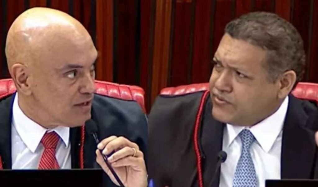 Por que a ação contra Flávio Bolsonaro foi transferida de Alexandre de Moraes para Nunes Marques? A ação foi transferida devido ao trâmite regular de distribuição no STF, que sorteou o caso para Kassio Nunes Marques, após ser inicialmente direcionada a Alexandre de Moraes. Qual é o conteúdo da publicação de Flávio Bolsonaro que gerou a controvérsia? Flávio Bolsonaro expressou "inveja" das operações da Marinha dos EUA contra embarcações venezuelanas suspeitas de tráfico de drogas, mencionando o secretário de Defesa dos EUA, Pete Hegseth. Por que Lindbergh Farias considera a publicação de Flávio Bolsonaro uma afronta à soberania? Farias argumenta que a publicação sugere uma ação armada estrangeira em águas brasileiras, violando a soberania e a integridade territorial do Brasil. Como a manifestação de Flávio Bolsonaro extrapola a liberdade de expressão parlamentar? Segundo Farias, a manifestação configura colaboração com intervenção militar estrangeira, violando a Constituição e a legislação penal vigente. Qual é o papel de Alexandre de Moraes em investigações relacionadas à soberania nacional? Moraes conduz investigações sobre Eduardo Bolsonaro e supostos atos contra a soberania nacional ligados ao governo Trump. Quais são as possíveis consequências legais para Flávio Bolsonaro? Se comprovada a violação, Flávio Bolsonaro pode enfrentar sanções legais por atentar contra a soberania e a integridade territorial do Brasil. Como a mudança de relatoria pode impactar o andamento do caso? A mudança pode alterar a perspectiva e o ritmo do julgamento, dependendo da abordagem de Nunes Marques em relação ao caso. Qual é a importância do STF em casos de soberania nacional? O STF é crucial para garantir que ações que possam ameaçar a soberania sejam julgadas conforme a Constituição, preservando a integridade do país. O que a ação contra Flávio Bolsonaro revela sobre a política brasileira atual? A ação destaca tensões políticas e o papel das redes sociais na disseminação de opiniões que podem ter implicações legais e políticas. Como a opinião pública pode influenciar o desfecho do caso? A opinião pública pode pressionar o judiciário e influenciar decisões políticas, especialmente em casos de grande repercussão midiática. Quais são os próximos passos no processo contra Flávio Bolsonaro? O processo aguarda novos desdobramentos e decisões de Nunes Marques, que podem incluir audiências ou pedidos de esclarecimentos. Como a ação pode afetar a imagem de Flávio Bolsonaro como pré-candidato à presidência? A ação pode impactar negativamente sua imagem, dependendo de como o caso evoluir e das percepções públicas sobre sua conduta. Por que camisetas de apoio a Flávio Bolsonaro estão sendo lançadas? As camisetas visam mobilizar apoio popular e fortalecer sua imagem como pré-candidato à presidência, destacando lemas nacionalistas. Qual é a relevância de figuras políticas mencionarem ações militares estrangeiras? Mencionar ações militares estrangeiras pode ser visto como apoio a intervenções externas, o que é sensível em termos de soberania nacional. Como o caso de Flávio Bolsonaro se relaciona com a liberdade de expressão? O caso levanta questões sobre os limites da liberdade de expressão, especialmente quando opiniões podem ser interpretadas como ameaças à soberania.