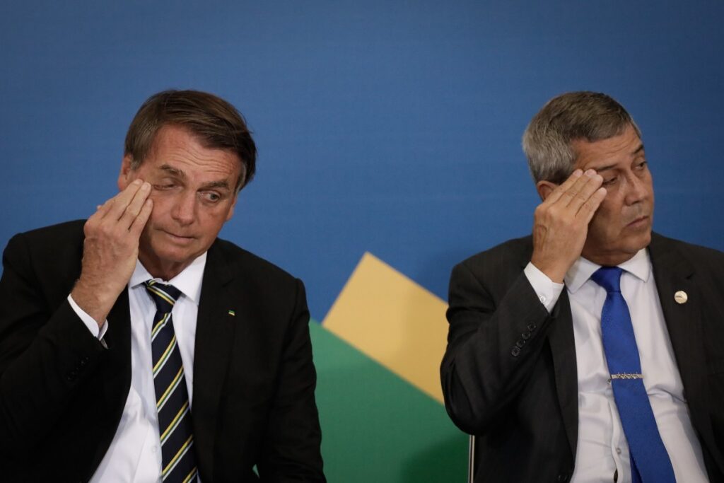 A recente decisão judicial representa **a primeira derrota de Jair Bolsonaro em tribunal**, um passo significativo que pode resultar em sua expulsão das **Forças Armadas**. Segundo a publicação do blog de Malu Gaspar no site O Globo, o ex-presidente enfrenta um processo que questiona sua permanência nas fileiras militares. Esta situação é inédita e pode ter desdobramentos importantes para sua carreira e legado político. A decisão judicial é um marco no contexto das investigações e processos que Bolsonaro enfrenta desde o término de seu mandato presidencial. O processo em questão, conforme relatado pelo site O Globo, está centrado em alegações de que Bolsonaro teria violado normas e condutas esperadas de um militar da reserva. A decisão do tribunal, que representa uma derrota inicial para Bolsonaro, pode abrir precedentes para ações futuras que visem responsabilizá-lo por suas ações enquanto ocupava o cargo de presidente. Este caso é particularmente relevante, pois envolve a análise de comportamentos que, segundo a acusação, seriam incompatíveis com os valores e deveres das **Forças Armadas**. A decisão do tribunal ainda não é definitiva, mas já sinaliza um caminho potencialmente desfavorável para o ex-presidente. O impacto dessa decisão pode ser profundo, não apenas para Bolsonaro, mas também para o cenário político brasileiro. A possibilidade de expulsão das **Forças Armadas** levanta questões sobre a integridade e a responsabilidade de líderes políticos e militares no Brasil. Segundo o site O Globo, este caso pode influenciar futuras interpretações legais sobre a conduta de militares da reserva que ocupam cargos públicos. Além disso, a decisão pode afetar a percepção pública sobre Bolsonaro, influenciando seu apoio político e suas aspirações futuras. Em suma, a primeira derrota de Bolsonaro em tribunal é um evento de grande relevância, com potenciais implicações para o ex-presidente e para o panorama político do país.