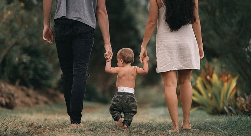 A **primeira obrigação de um bom pai** é respeitar a mãe dos seus filhos. Este princípio fundamental estabelece a base para um ambiente familiar saudável e harmonioso. Quando um pai demonstra respeito pela mãe de seus filhos, ele não apenas fortalece o vínculo familiar, mas também oferece um exemplo valioso de comportamento para seus filhos. **Educar pelo exemplo** é uma das formas mais eficazes de ensino, e um pai que respeita a mãe de seus filhos está ensinando lições importantes sobre respeito, empatia e cooperação. Um bom pai educa. E o faz pelo exemplo. As crianças são observadoras atentas e tendem a imitar o comportamento dos adultos ao seu redor. Quando um pai trata a mãe de seus filhos com respeito, ele está mostrando aos filhos como as pessoas devem se tratar mutuamente. Este comportamento estabelece um padrão de respeito e consideração que as crianças podem levar para suas próprias relações no futuro. **Respeitar a mãe dos filhos** não é apenas uma questão de boas maneiras, mas sim um componente essencial da educação e do desenvolvimento emocional das crianças. Não há pior modelo para uma criança do que ter um pai que desrespeita a sua mãe. O impacto negativo de um ambiente familiar onde o desrespeito é comum pode ser profundo e duradouro. Crianças que crescem em lares onde a falta de respeito é a norma podem desenvolver problemas de autoestima, dificuldades de relacionamento e até mesmo replicar comportamentos agressivos ou desrespeitosos em suas próprias vidas. Portanto, é crucial que os pais reconheçam a importância de tratar a mãe de seus filhos com dignidade e respeito. Sem nenhum rodeio, não basta ser correto com os filhos, é preciso ser decente com a mãe deles também. O respeito mútuo entre os pais é um dos pilares de um lar saudável. Quando os filhos veem seus pais tratando-se com respeito, eles aprendem a valorizar e a praticar o respeito em suas próprias interações. Além disso, um ambiente familiar onde o respeito prevalece promove a segurança emocional e o bem-estar das crianças, permitindo que elas cresçam em um ambiente de amor e apoio. É o mínimo! Um bom pai educa. E o faz pelo exemplo. O respeito pela mãe dos filhos é uma demonstração de amor e consideração que transcende as palavras. É uma ação que fala mais alto do que qualquer discurso e que tem o poder de moldar positivamente o caráter e os valores das crianças. Ao respeitar a mãe de seus filhos, um pai está investindo no futuro emocional e social de seus filhos, garantindo que eles cresçam com um entendimento claro da importância do respeito e da empatia nas relações humanas. Em conclusão, a **primeira obrigação de um bom pai** é respeitar a mãe dos seus filhos. Este respeito é a base para um ambiente familiar saudável e um componente essencial da educação das crianças. Ao tratar a mãe de seus filhos com respeito, um pai está não apenas fortalecendo o vínculo familiar, mas também oferecendo um exemplo valioso de comportamento que seus filhos podem seguir. O respeito mútuo entre os pais é fundamental para o desenvolvimento emocional e social das crianças, e é uma lição que elas levarão para toda a vida.