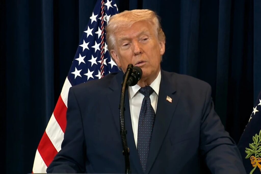 A **proposta de Trump** tem gerado debates acalorados e dividido opiniões, conforme revelado por uma enquete publicada no site Metrópoles. A pesquisa busca entender a percepção pública sobre as ideias apresentadas pelo ex-presidente dos Estados Unidos, Donald Trump, que continua a influenciar o cenário político norte-americano. A enquete destaca a polarização existente entre os apoiadores e os críticos de Trump, refletindo a complexidade das questões políticas atuais. Segundo a publicação, a proposta de Trump envolve uma série de medidas que visam reformar aspectos cruciais da política interna e externa dos Estados Unidos. Entre os pontos mais discutidos estão as políticas de imigração, que Trump defende com rigor, propondo um fortalecimento das fronteiras e uma revisão dos processos de entrada no país. Além disso, suas ideias sobre economia, que incluem cortes de impostos e incentivos para empresas, são vistas como uma tentativa de revitalizar a economia americana, mas também geram preocupações sobre o impacto fiscal a longo prazo. A enquete do Metrópoles revela que a proposta de Trump é vista de forma diversa entre os entrevistados. Enquanto alguns acreditam que suas políticas podem trazer benefícios significativos para a segurança e a economia dos Estados Unidos, outros temem que possam exacerbar divisões sociais e prejudicar relações internacionais. A pesquisa destaca a importância de um debate contínuo e informado sobre essas questões, sublinhando a necessidade de considerar múltiplas perspectivas ao avaliar o impacto potencial das propostas de Trump no futuro do país.