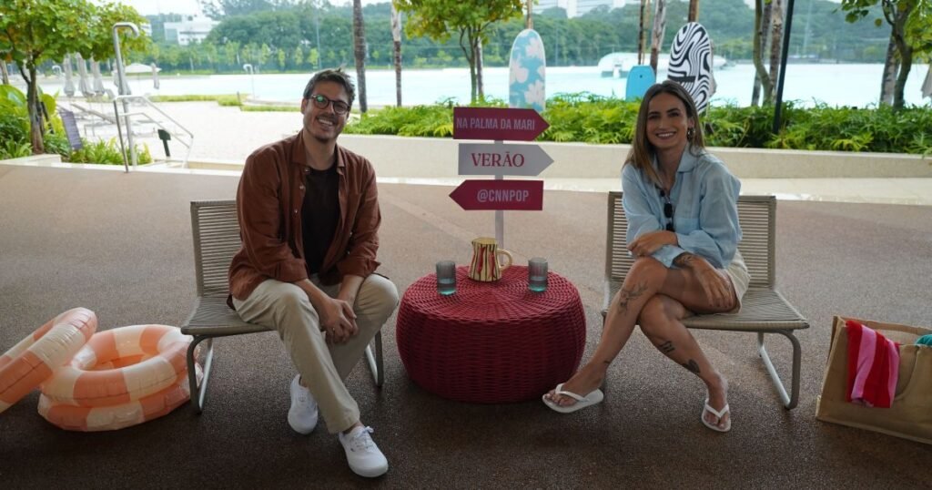 Por que Fabio Porchat acha que a vida virtual está chata? Fabio Porchat acredita que a polarização nas redes sociais torna o ambiente virtual mais "chato", enquanto a vida real ainda permite convivência pacífica entre diferentes grupos. Como Porchat compara a censura atual com a da ditadura militar? Ele afirma que a censura da ditadura era mais severa que as críticas nas redes sociais, que ele considera menos desafiadoras. O que Porchat observou em sua experiência na praia? Na praia da Barra da Tijuca, ele viu pessoas convivendo sem conflitos políticos, o que o emocionou e reforçou sua visão de um Brasil apaixonante. Qual é a mensagem principal de Porchat sobre o Brasil? Porchat destaca que o Brasil que todos amam é aquele onde as pessoas convivem em harmonia, sem as divisões que muitas vezes são amplificadas online.