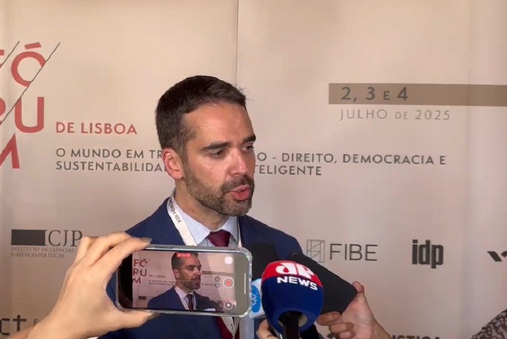 O governador do Rio Grande do Sul, **Eduardo Leite**, expressou sua intenção de se posicionar como uma alternativa de centro na próxima disputa presidencial, com o objetivo de **despolarizar o país**. Ele enfatizou que não pretende concorrer ao Senado Federal nem aceitar o posto de vice em uma chapa, como afirmou durante sua participação no programa Em Tempo Real, da Jovem Pan. Leite destacou a importância de apresentar soluções concretas para os problemas do Brasil, em vez de apenas lançar ataques entre campos políticos opostos. Por que Eduardo Leite acredita ser importante despolarizar o país? Segundo Leite, a atual situação política do Brasil é marcada por uma divisão intensa, onde um campo político tenta aumentar a rejeição do outro, levando os eleitores a decidirem com base no medo. Ele menciona o medo de Luiz Inácio Lula da Silva continuar no poder ou de Jair Bolsonaro retornar como fatores que ditam as eleições. Para Leite, é essencial oferecer uma alternativa que priorize propostas e soluções concretas, em vez de alimentar essa polarização. Qual é a importância da próxima eleição para o PSD e para o Brasil? Eduardo Leite ressalta que a próxima eleição será crucial tanto para o Brasil quanto para o seu partido, o **PSD**. Ele destaca que, apesar de o partido ter uma presença significativa no cenário político nacional, com o maior número de governadores e prefeitos, esta será a primeira vez que o PSD apresentará uma candidatura presidencial. Essa candidatura será definidora do futuro que o partido busca para o Brasil. Como Eduardo Leite pretende unir diferentes pautas em sua candidatura? Leite defende uma agenda equilibrada que consiga unir pautas diversas. Ele acredita que é possível conciliar a firmeza no combate à criminalidade com a defesa da diversidade. Essa abordagem busca atrair eleitores de diferentes espectros políticos, mostrando que é possível ter uma política de segurança pública eficaz sem abrir mão de pautas sociais importantes. Quem decidirá o representante do PSD na disputa presidencial? Nos bastidores, a escolha do candidato do PSD para a presidência deve passar pelo presidente da sigla, **Gilberto Kassab**. Ele terá que decidir entre Eduardo Leite e o governador de Goiás, **Ronaldo Caiado**. A decisão ganhou novos contornos após a desistência do governador do Paraná, **Ratinho Jr.**, de concorrer ao Palácio do Planalto. Por que Eduardo Leite descarta outras possibilidades eleitorais? Leite deixou claro que seu foco está na disputa pelo Palácio do Planalto, afastando especulações sobre outras possibilidades eleitorais. Ele afirmou que não vai tentar o Senado e que não aceita ser vice de Caiado, embora respeite muito o governador de Goiás. Seu objetivo é oferecer ao eleitor uma alternativa que priorize propostas e soluções concretas para o país. Em resumo, Eduardo Leite se posiciona como uma opção de centro para a próxima eleição presidencial, com a intenção de despolarizar o cenário político brasileiro. Ele busca apresentar uma candidatura que una diferentes pautas e ofereça soluções concretas, afastando-se de especulações sobre outras possibilidades eleitorais. Segundo a publicação, essa abordagem visa atrair eleitores que desejam uma alternativa ao atual clima de polarização política no Brasil.