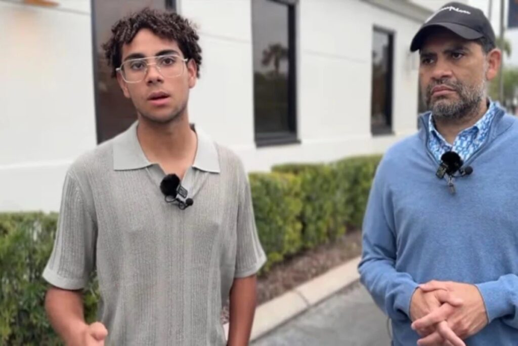 Um jovem de **17 anos** conseguiu salvar a vida de seu pai ao reconhecer os sinais de um **infarto**. Durante uma visita escolar, o adolescente aprendeu a identificar sintomas críticos que podem indicar um ataque cardíaco iminente. Quando seu pai começou a apresentar esses sintomas, o jovem agiu rapidamente, acionando os serviços de emergência a tempo de garantir que o pai recebesse o tratamento necessário. Segundo a publicação, essa ação rápida e informada foi crucial para o desfecho positivo da situação. De acordo com o site, o conhecimento adquirido pelo adolescente durante a visita escolar foi fundamental. Ele aprendeu a identificar sinais como **dor no peito**, **falta de ar** e **suor excessivo**, que são indicativos comuns de um infarto. Ao perceber que seu pai estava exibindo esses sintomas, o jovem não hesitou em buscar ajuda médica imediata. Essa atitude proativa é um exemplo de como a educação em saúde pode capacitar indivíduos a tomar decisões críticas em situações de emergência. A importância de reconhecer os sinais de um infarto não pode ser subestimada. Segundo especialistas, o tempo é um fator crucial no tratamento de ataques cardíacos. Quanto mais rápido o paciente recebe atendimento médico, maiores são as chances de sobrevivência e recuperação. O caso do adolescente destaca a relevância de programas educacionais que ensinam jovens a identificar emergências médicas. Além de salvar vidas, esse tipo de conhecimento pode reduzir o impacto de doenças graves, promovendo uma sociedade mais informada e preparada para lidar com situações de saúde urgentes.