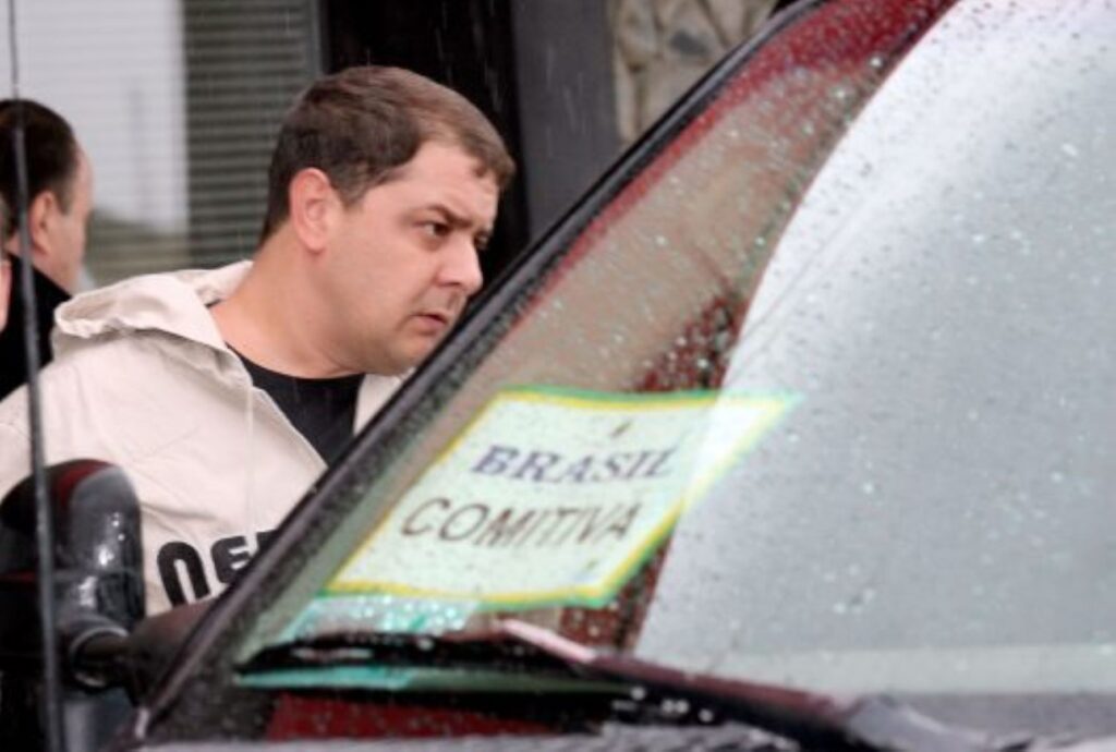 O advogado de **Fábio Luís Lula da Silva**, conhecido como **Lulinha**, confirmou que o filho do presidente do Brasil viajou para **Portugal** acompanhado de um lobista conhecido como **Careca do INSS**. Segundo a publicação, o objetivo da viagem foi visitar uma fábrica de produtos de **cannabis medicinal**. Essa informação foi divulgada em meio a especulações sobre o envolvimento de Lulinha em atividades relacionadas ao setor de saúde e bem-estar, que tem ganhado destaque devido ao crescente interesse por tratamentos alternativos. De acordo com o site, a viagem de Lulinha a Portugal foi parte de um esforço para explorar oportunidades no mercado de cannabis medicinal, que tem se expandido rapidamente em várias partes do mundo. O interesse por produtos derivados da cannabis para fins terapêuticos tem aumentado, especialmente devido ao seu potencial no tratamento de diversas condições de saúde. A presença de Careca do INSS, um lobista, sugere que a viagem pode ter tido também um componente de articulação política ou de negócios, visando facilitar o acesso a esse mercado promissor. O envolvimento de figuras públicas em viagens e negociações relacionadas à cannabis medicinal levanta questões sobre a regulamentação e a transparência nesse setor. Segundo a publicação, a visita à fábrica em Portugal pode indicar um movimento estratégico para posicionar-se em um mercado que, embora ainda enfrente desafios regulatórios, apresenta um potencial significativo de crescimento. A confirmação da viagem por parte do advogado de Lulinha destaca a importância de monitorar como essas interações podem influenciar o desenvolvimento de políticas públicas e a percepção da sociedade sobre o uso medicinal da cannabis.