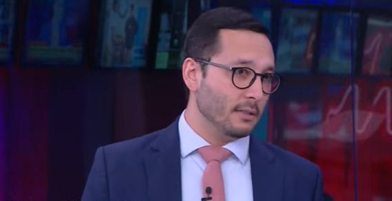 O **advogado de Lulinha**, filho do ex-presidente Luiz Inácio Lula da Silva, afirmou que não teve acesso à decisão judicial que determinou a **quebra de sigilo** de seu cliente. De acordo com a publicação da CNN Brasil, a defesa de Lulinha tomou conhecimento da medida através da imprensa, sem qualquer notificação oficial prévia. Essa situação gerou preocupação entre os advogados, que consideram essencial ter acesso aos documentos para poderem preparar uma defesa adequada e garantir os direitos de Lulinha no processo. A quebra de sigilo é uma medida judicial que permite o acesso a informações confidenciais, como dados bancários e fiscais, com o objetivo de investigar possíveis irregularidades. Segundo o site da CNN Brasil, a defesa de Lulinha alega que a falta de acesso aos documentos compromete a transparência e a justiça do processo, uma vez que não é possível verificar os fundamentos e a legalidade da decisão. O advogado destacou a importância de seguir os trâmites legais e respeitar o direito à ampla defesa, princípios fundamentais em um Estado Democrático de Direito. Além disso, a situação levanta questões sobre a divulgação de informações sensíveis pela imprensa antes mesmo de as partes envolvidas serem notificadas oficialmente. Segundo a publicação, o advogado de Lulinha expressou preocupação com o impacto que essa exposição pode ter na imagem pública de seu cliente e na condução do processo. A defesa espera que a situação seja regularizada rapidamente, com o acesso aos documentos necessários para que possam atuar de forma eficaz na defesa dos interesses de Lulinha.