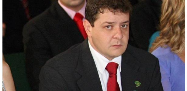 Marco Aurélio de Carvalho, advogado de **Fábio Luís Lula da Silva**, conhecido como Lulinha, declarou em entrevista à GloboNews que Lulinha não é o "filho do rapaz" mencionado nas investigações conduzidas pela **Polícia Federal**. Essas investigações estão relacionadas a um caso que tem gerado bastante atenção e especulação na mídia. Segundo a publicação, o advogado enfatizou que as alegações são infundadas e que seu cliente não tem qualquer envolvimento com os fatos investigados. A declaração de Carvalho visa esclarecer e desmentir rumores que associam Lulinha a essa investigação específica. A investigação da **Polícia Federal** tem sido um ponto de discussão significativa, com várias especulações sobre a identidade do "filho do rapaz" mencionado nos documentos do caso. Segundo o site, Marco Aurélio de Carvalho destacou que a associação de Lulinha a essa investigação é um erro e que a defesa está tomando todas as medidas necessárias para proteger a imagem e os direitos de seu cliente. O advogado também mencionou que a defesa está colaborando com as autoridades para garantir que a verdade prevaleça e que qualquer mal-entendido seja resolvido rapidamente. Além disso, a defesa de Lulinha está focada em garantir que as informações corretas sejam divulgadas ao público, evitando assim a propagação de notícias falsas que possam prejudicar a reputação de Fábio Luís Lula da Silva. Segundo a publicação, Carvalho reiterou a confiança na justiça e no trabalho das autoridades competentes para esclarecer os fatos. Ele também ressaltou a importância de uma investigação justa e imparcial, que não seja influenciada por pressões externas ou especulações infundadas. A situação continua a ser monitorada de perto pela defesa, que está empenhada em assegurar que a verdade seja estabelecida e que Lulinha não seja injustamente implicado em questões que não lhe dizem respeito.