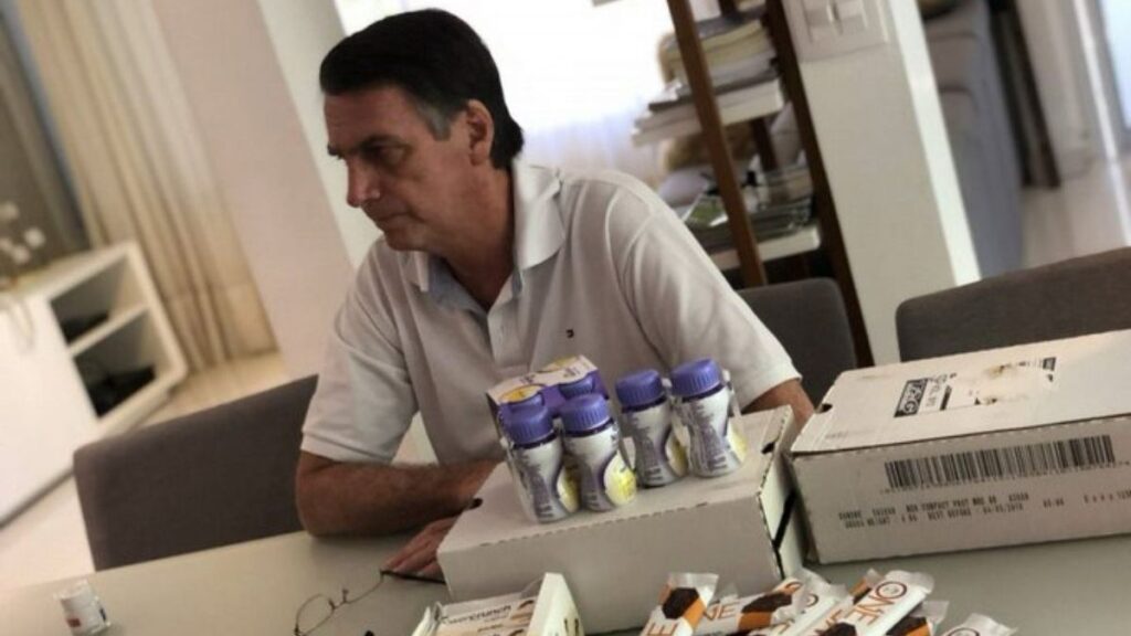 O estado de saúde de Jair Bolsonaro continua a ser uma preocupação significativa. **Carlos Bolsonaro**, filho do ex-presidente, atualizou recentemente a situação após uma visita ao hospital. Segundo a publicação, Bolsonaro iniciou um tratamento de **fisioterapia** em Brasília, mas enfrenta desafios consideráveis devido a uma **pneumonia bacteriana**. Este quadro clínico tem resultado em um cansaço rápido e uma voz debilitada, indicando que a condição ainda é grave. A pneumonia bacteriana é uma infecção pulmonar que pode ser particularmente perigosa, especialmente em indivíduos com histórico de saúde delicado. No caso de Bolsonaro, a necessidade de fisioterapia sugere que há um esforço para melhorar a capacidade respiratória e a resistência física. Segundo o site, o tratamento fisioterapêutico é essencial para ajudar na recuperação, mas o progresso pode ser lento devido à gravidade do quadro. A rápida fadiga relatada é um sintoma comum em casos de infecção pulmonar, o que pode limitar as atividades diárias e prolongar o tempo de recuperação. Além disso, a voz debilitada de Bolsonaro é um sinal de que a infecção está afetando significativamente seu sistema respiratório. A publicação destaca que, apesar dos esforços médicos, o estado de saúde do ex-presidente ainda requer atenção constante e cuidados especializados. A evolução do tratamento será crucial para determinar o tempo necessário para uma recuperação completa e para avaliar se haverá complicações adicionais. O acompanhamento médico contínuo é vital para monitorar qualquer mudança no quadro clínico e ajustar o tratamento conforme necessário.