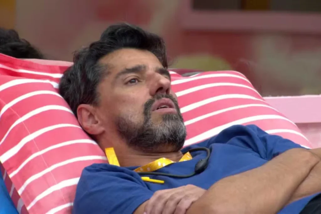 Quem é Alberto Cowboy no BBB26? Alberto Cowboy é um participante veterano do Big Brother Brasil 26, tendo participado anteriormente do BBB7. Ele retornou ao reality após 19 anos, trazendo experiência e novas estratégias para o jogo. Por que Alberto Cowboy tem motivos para sorrir fora do BBB26? Fora do confinamento, Alberto Cowboy atingiu 1 milhão de seguidores nas redes sociais, um crescimento expressivo desde o início da temporada, quando tinha pouco mais de nove mil seguidores. Como as histórias pessoais influenciam o BBB26? As histórias pessoais, como a de Leandro Boneco, que enfrentou dificuldades fora da casa, podem impactar a percepção do público e influenciar o andamento do jogo, gerando debates sobre suas chances de vitória. Qual é a opinião de Cowboy sobre Leandro Boneco? Cowboy acredita que o comportamento recente de Leandro, incluindo mudanças estratégicas e distanciamento de aliados, pode prejudicar suas chances no jogo, apesar de sua história pessoal comovente. Como está a situação de Cowboy no jogo atualmente? Atualmente, Cowboy enfrenta o 11º Paredão do BBB26, após ser indicado pela Líder Ana Paula. Ele disputa a permanência na casa ao lado de Jordana e Leandro Boneco. Qual é a importância das redes sociais para os participantes do BBB26? As redes sociais são cruciais para os participantes, pois o número de seguidores pode refletir a popularidade e apoio do público, influenciando suas trajetórias dentro e fora do reality.