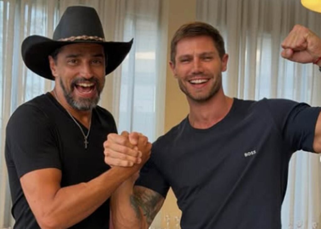 Quem são Alberto Cowboy e Jonas Sulzbach no BBB26? Alberto Cowboy e Jonas Sulzbach são ex-participantes do BBB26 que se tornaram amigos durante o programa. Após a eliminação de Cowboy, eles se reencontraram fora da casa, compartilhando o momento nas redes sociais. Por que o reencontro de Alberto e Jonas chamou atenção? O reencontro chamou atenção devido à forte amizade construída no BBB26. Ambos expressaram nas redes sociais a importância dessa conexão, que transcendeu o confinamento. Como os fãs reagiram ao reencontro de Alberto e Jonas? Os fãs reagiram positivamente, celebrando a amizade e elogiando a autenticidade dos dois. Comentários destacaram a liberdade pós-jogo e a torcida pela continuidade da amizade. Qual foi a reação de Alberto Cowboy após sua eliminação? Após sua eliminação, Alberto Cowboy reencontrou sua esposa e compartilhou momentos de carinho, além de brincar sobre o reencontro com Jonas, mostrando bom humor e descontração. Qual foi a mudança na programação da Globo após a saída de Jonas? A saída de Jonas levou a Globo a ajustar sua programação, o que gerou comentários do público sobre o impacto da eliminação e a continuidade do programa. Como a liderança de Ana Paula Renault influenciou o jogo? Ana Paula Renault, ao se tornar Líder, escolheu Milena e Samira para o VIP, reforçando alianças e influenciando a dinâmica do jogo no BBB26. O que mais aconteceu no BBB26 após a eliminação de Cowboy? Após a eliminação de Cowboy, Milena enfrentou tensões com Samira, e Juliano decidiu desistir do jogo, apertando o botão de saída, impactando a competição.