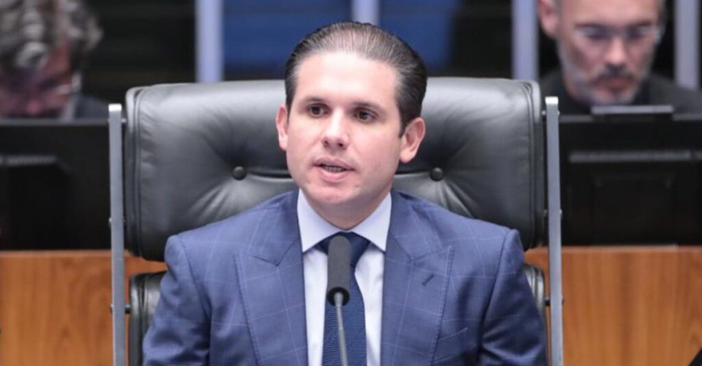 "**Alcançamos um marco histórico**", afirmou Hugo Motta, presidente da Câmara dos Deputados, ao comentar sobre a implementação do **ECA Digital**. Este avanço representa um passo significativo na proteção de crianças e adolescentes no ambiente digital. Segundo a publicação, a Câmara desempenhou um papel crucial na construção desta legislação, que visa garantir a segurança e o bem-estar dos jovens em um mundo cada vez mais conectado. A iniciativa busca adaptar o Estatuto da Criança e do Adolescente (ECA) às novas realidades tecnológicas, assegurando que os direitos dos menores sejam preservados também no espaço virtual. O desenvolvimento do **ECA Digital** é uma resposta às crescentes preocupações com a exposição de crianças e adolescentes a riscos online, como o cyberbullying, a exploração e o acesso a conteúdos inadequados. Segundo o site, a legislação foi cuidadosamente elaborada para abordar essas questões, incorporando medidas que promovem a educação digital e a conscientização sobre o uso seguro da internet. A Câmara dos Deputados, sob a liderança de Hugo Motta, trabalhou em colaboração com especialistas em tecnologia, educação e direitos humanos para garantir que a lei seja abrangente e eficaz. Este esforço conjunto reflete a importância de proteger os jovens em todos os aspectos de suas vidas, incluindo o digital. Além de estabelecer diretrizes claras para a proteção dos menores, o **ECA Digital** também enfatiza a responsabilidade das plataformas digitais e dos provedores de serviços de internet. Segundo a publicação, estas entidades são agora obrigadas a adotar medidas proativas para identificar e mitigar riscos, além de colaborar com as autoridades em casos de violação dos direitos das crianças e adolescentes. A implementação desta legislação marca um avanço significativo na promoção de um ambiente digital mais seguro e acolhedor para os jovens, destacando o compromisso do governo e da sociedade em garantir que o desenvolvimento tecnológico seja acompanhado de responsabilidade e ética.