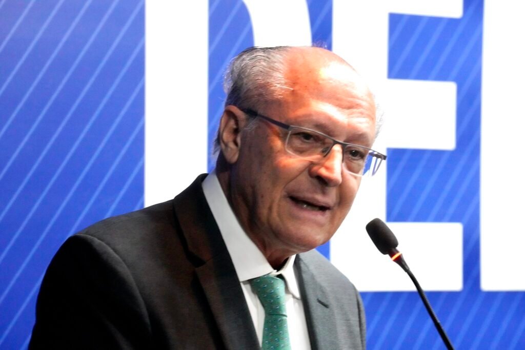 Por que Geraldo Alckmin deixará o Ministério do Desenvolvimento em abril? Alckmin deixará o ministério no dia 2 de abril para se dedicar às eleições. A Lei Eleitoral exige que ele se desincompatibilize do cargo de ministro para concorrer a qualquer posição política. Qual será o papel de Alckmin após deixar o ministério? Ele continuará como vice-presidente até o fim do mandato. Ainda não está definido se ele seguirá como vice de Lula na chapa à reeleição ou se concorrerá a outro cargo. Por que a data de saída de Alckmin é 2 de abril? A data oficial seria 4 de abril, mas como cai em uma sexta-feira santa, ele optou por sair no dia 2, conforme explicou em um evento da Confederação Nacional da Indústria. Quais são as possíveis candidaturas de Alckmin nas próximas eleições? Alckmin pode seguir como vice de Lula ou concorrer ao Senado na chapa de Fernando Haddad em São Paulo. Ele ainda não confirmou sua decisão. Como o PSB está lidando com a situação de Alckmin? Dirigentes do PSB não rebateram publicamente, mas há pressão e constrangimento devido à tensão gerada pela possibilidade de Alckmin ser preterido em favor de uma aliança com o Centrão. Qual é a posição do PSB sobre a aliança com o PT? O PSB não quer criar empecilhos para a segunda vaga ao Senado em São Paulo e está disposto a apoiar a campanha paulista do PT, mantendo Alckmin como vice-presidente. O que Alckmin disse sobre seu futuro político? Indagado sobre o futuro, Alckmin afirmou que "o presidente define", indicando que sua decisão dependerá das articulações políticas lideradas por Lula. Qual foi a declaração de Alckmin no evento de filiação de Simone Tebet? Alckmin destacou a escolha entre quem respeita a democracia e quem prefere a ditadura, durante o evento de filiação de Tebet ao PSB, na Assembleia Legislativa de São Paulo. Como Lula vê a candidatura de Alckmin ao Senado? Lula sinalizou que Alckmin poderia ser candidato ao Senado na chapa de Haddad, mas Alckmin prefere permanecer como vice-presidente. O que acontece se Alckmin for preterido por uma aliança com o Centrão? Caso seja preterido, Alckmin pode "voltar para casa" e não disputar outra função pública, segundo fontes consultadas. Qual é a posição do presidente do PSB sobre a manutenção de Alckmin? João Campos, presidente do PSB, deixou claro a Lula que a manutenção de Alckmin como vice-presidente é um ponto não negociável na aliança eleitoral. Como a saída de Alckmin do ministério pode impactar as eleições? A saída de Alckmin pode influenciar as articulações políticas e alianças, impactando a composição das chapas e a estratégia eleitoral do PT e PSB. Quais são as expectativas para a decisão final de Alckmin? As expectativas giram em torno de sua escolha entre seguir como vice de Lula ou buscar uma candidatura ao Senado, com impacto significativo nas alianças políticas. Como a decisão de Alckmin pode afetar sua carreira política? A decisão pode definir o futuro de sua carreira, seja consolidando sua posição como vice-presidente ou abrindo novas oportunidades no Senado. O que está em jogo para Alckmin nas próximas eleições? Alckmin enfrenta a escolha entre manter sua posição atual ou buscar novos desafios, com implicações para sua influência política e as alianças partidárias.