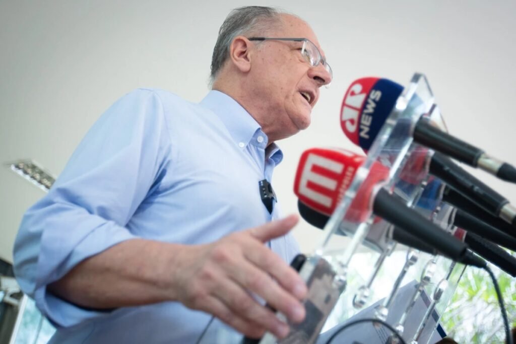 Por que Geraldo Alckmin deixará o ministério? Alckmin deixará o ministério para se desincompatibilizar do cargo e participar das eleições de outubro. Ele continuará como vice-presidente da República. Qual é o papel de Alckmin no acordo Mercosul-UE? O acordo Mercosul-UE foi uma das principais bandeiras de Alckmin no Ministério do Desenvolvimento, Indústria, Comércio e Serviços. Alckmin será candidato ao Senado ou à vice-presidência? Alckmin não confirmou sua candidatura ao Senado ou à vice-presidência, afirmando que a decisão cabe ao presidente Lula. Quem será a candidata ao Senado na chapa de Lula? Simone Tebet será candidata ao Senado na chapa de Lula. Ela está migrando do MDB para o PSB. Qual é a experiência política de Simone Tebet? Simone Tebet foi prefeita, vice-governadora, senadora, ministra e candidata à presidência, acumulando vasta experiência política. Por que Simone Tebet está mudando de partido? Tebet está saindo do MDB e se filiando ao PSB, partido de Alckmin, para fortalecer sua candidatura ao Senado. Como foi o desempenho de Simone Tebet nas eleições de 2022? Nas eleições de 2022, Tebet ficou em terceiro lugar na corrida presidencial, com 4,19 milhões de votos no primeiro turno. Qual é a importância de Alckmin na política brasileira? Alckmin é uma figura política influente, tendo sido governador de São Paulo e atualmente vice-presidente da República. O que Alckmin disse sobre seus últimos dias no ministério? Alckmin expressou felicidade ao comentar sobre seus últimos dias no ministério, destacando o trabalho realizado. Qual é a expectativa para a candidatura de Tebet ao Senado? A candidatura de Tebet ao Senado é vista com otimismo, dado seu histórico político e apoio de Alckmin e do PSB. Como a saída de Alckmin impacta o Ministério do Desenvolvimento? A saída de Alckmin pode trazer mudanças na liderança do ministério, mas ele continuará influente como vice-presidente. Quais são os próximos passos de Alckmin na política? Alckmin pretende se manter ativo na política, possivelmente buscando reeleição como vice-presidente ao lado de Lula. O que a mudança de partido de Tebet significa para o PSB? A filiação de Tebet ao PSB fortalece o partido, trazendo uma figura política experiente e potencial candidata ao Senado. Como a candidatura de Tebet pode influenciar as eleições de 2026? Com duas vagas ao Senado em 2026, a candidatura de Tebet pode ser estratégica para o PSB e a chapa de Lula. Qual é a visão de Alckmin sobre Tebet como candidata? Alckmin elogia Tebet por seu espírito público e experiência, considerando-a uma forte candidata ao Senado.