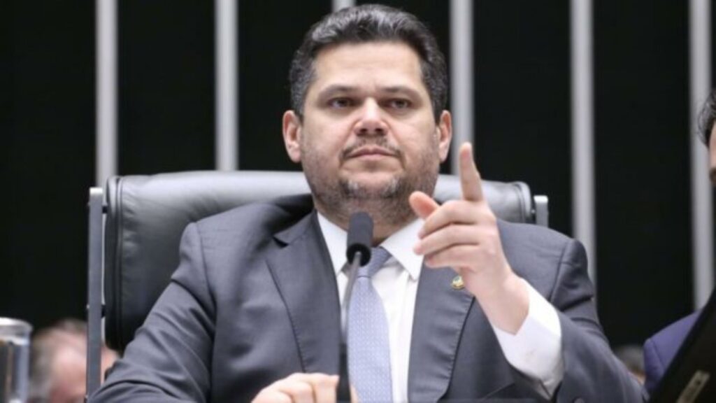 **Davi Alcolumbre**, presidente do Senado, está em compasso de espera em relação à **Comissão Parlamentar Mista de Inquérito (CPMI) do INSS**. A decisão de agir está condicionada à notificação formal do ministro **André Mendonça**, do Supremo Tribunal Federal (STF), que determinou que o Congresso Nacional deve votar a prorrogação da comissão. Mas por que essa notificação é tão crucial para Alcolumbre? E qual é o papel do STF nesse contexto? A CPMI do INSS foi criada com o objetivo de investigar irregularidades no sistema previdenciário brasileiro. No entanto, sua continuidade depende de uma votação no Congresso. O ministro André Mendonça, do STF, interveio no processo, obrigando o Congresso a se posicionar sobre a prorrogação da comissão. Mas por que o STF precisou intervir? A intervenção do STF se deu devido a um impasse político que impedia o avanço das discussões sobre a prorrogação da CPMI. A decisão de Mendonça visa garantir que o processo legislativo siga seu curso normal, respeitando os prazos e procedimentos estabelecidos. Diante dessa situação, Alcolumbre aguarda a notificação formal do STF para tomar qualquer decisão. Mas o que significa essa notificação formal? Trata-se de um documento oficial que comunica a decisão do STF ao Congresso, permitindo que as ações necessárias sejam tomadas de acordo com a determinação judicial. Sem essa notificação, Alcolumbre não pode agir, pois precisa respeitar o protocolo institucional e garantir que todas as etapas legais sejam cumpridas. Qual é a importância da CPMI do INSS? A comissão tem um papel fundamental na investigação de possíveis fraudes e irregularidades no sistema previdenciário, que afetam diretamente milhões de brasileiros. A prorrogação da CPMI é vista como essencial para que o trabalho de investigação seja concluído de forma eficaz e para que medidas corretivas possam ser implementadas. O que acontece se o Congresso não votar a prorrogação da CPMI? Caso o Congresso não cumpra a determinação do STF, pode haver consequências legais e políticas. O descumprimento de uma ordem judicial pode levar a sanções e aumentar a tensão entre os poderes Legislativo e Judiciário. Além disso, a não prorrogação da CPMI pode resultar na interrupção das investigações, o que seria prejudicial para a transparência e a justiça no sistema previdenciário. Por que Alcolumbre está aguardando a notificação para agir? Como presidente do Senado, Alcolumbre tem a responsabilidade de garantir que as decisões sejam tomadas de acordo com a lei e os procedimentos institucionais. Aguardando a notificação formal, ele assegura que suas ações estejam respaldadas legalmente, evitando possíveis questionamentos ou conflitos entre os poderes. Em resumo, a situação atual em torno da CPMI do INSS envolve uma complexa interação entre o Congresso Nacional e o STF. A decisão de Alcolumbre de aguardar a notificação formal antes de agir reflete a necessidade de seguir os procedimentos legais e respeitar a separação dos poderes. A continuidade da CPMI é crucial para a investigação de irregularidades no sistema previdenciário, e a intervenção do STF busca garantir que o processo legislativo avance de forma adequada.