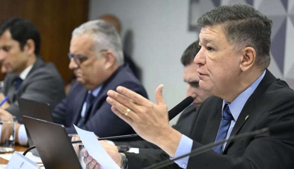 Davi **Alcolumbre** não cumpriu a decisão judicial que determinava a leitura de um requerimento no Congresso, essencial para a prorrogação dos trabalhos da **CPMI do INSS**. O ministro **André Mendonça** havia dado um prazo de 48 horas para que essa ação fosse realizada. Com o prazo esgotado, o presidente da CPMI, senador **Carlos Viana**, decidiu prorrogar as atividades do colegiado, conforme permitido pela decisão judicial. Mas o que levou a essa situação? Na última segunda-feira, Mendonça determinou que Alcolumbre, responsável por marcar sessões no Congresso, realizasse a leitura do requerimento. Essa leitura era crucial, pois, na prática, significaria a extensão dos trabalhos da CPMI. Caso Alcolumbre não cumprisse a ordem, a decisão judicial permitia que Viana continuasse com as sessões do colegiado. Com o prazo expirado, Viana anunciou a continuidade das atividades. Qual é o papel do Supremo Tribunal Federal (STF) nesse contexto? O STF começou a julgar, às 14h, se aprova ou não a decisão monocrática de Mendonça. Essa análise é fundamental, pois pode confirmar ou reverter a decisão que permitiu a Viana prorrogar os trabalhos da CPMI. A decisão monocrática, ou individual, de Mendonça, é um ponto central nesse processo, pois define os limites e as possibilidades de ação dos envolvidos. Por que a prorrogação dos trabalhos da CPMI é importante? A **CPMI do INSS** investiga questões críticas relacionadas ao Instituto Nacional do Seguro Social, e a continuidade de seus trabalhos é vista como essencial para o esclarecimento de diversos pontos. A prorrogação permite que o colegiado continue suas investigações e deliberações, buscando soluções e respostas para problemas identificados. Como a comunidade pode apoiar essa causa? Segundo a publicação, o apoio dos assinantes e parceiros comerciais é vital para a continuidade das investigações e para a divulgação de informações relevantes. Tornar-se um assinante oferece acesso a conteúdos exclusivos, como o primeiro podcast conservador do Brasil e a revista "A Verdade", que aborda "assuntos proibidos" no país. Em resumo, a decisão de Viana de prorrogar os trabalhos da CPMI, diante do descumprimento da ordem judicial por Alcolumbre, destaca a complexidade das relações entre o Legislativo e o Judiciário no Brasil. A análise do STF sobre a decisão de Mendonça será crucial para definir os próximos passos dessa situação.