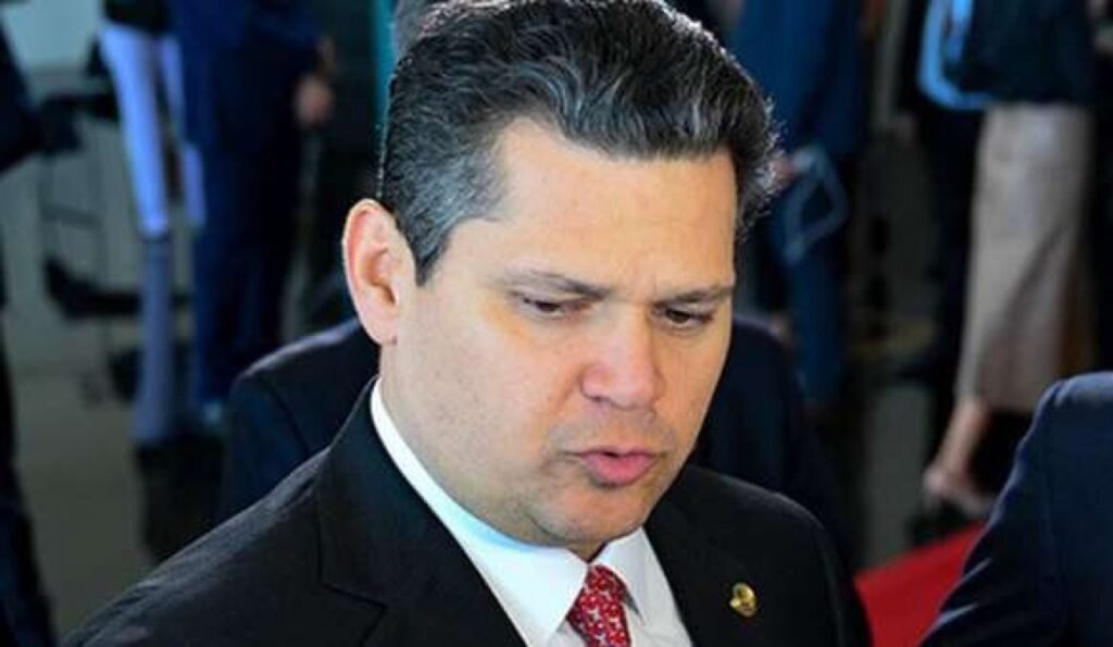 **Davi Alcolumbre e a Tensão com o STF: O Que Está Acontecendo?** O recente embate entre o presidente do Senado Federal, **Davi Alcolumbre**, e o Supremo Tribunal Federal (STF) tem gerado grande repercussão no cenário político brasileiro. Mas o que motivou essa tensão? Segundo a publicação do Jornal da Cidade Online, a decisão do ministro do STF, **André Mendonça**, de prorrogar a Comissão Parlamentar Mista de Inquérito (CPMI) do INSS foi o estopim para a reação de Alcolumbre. **Por que a decisão de André Mendonça causou tanto impacto?** A decisão de Mendonça, considerada inconstitucional por Alcolumbre, foi vista como uma "omissão deliberada" da Mesa Diretora e da Presidência do Congresso em não promover a leitura da prorrogação dos trabalhos da comissão. Essa medida gerou insatisfação no Senado, especialmente em Alcolumbre, que já havia manifestado descontentamento com decisões anteriores do STF. **Qual é a posição de Alcolumbre em relação ao STF?** Alcolumbre tem demonstrado irritação com o STF, especialmente em decisões que, segundo ele, invadem competências do Legislativo. Em dezembro de 2025, após uma decisão do ministro **Gilmar Mendes** que restringiu pedidos de impeachment contra integrantes da Corte, Alcolumbre criticou a medida e defendeu mudanças na legislação para facilitar a responsabilização de magistrados. **O que está em jogo com a CPMI do INSS?** A CPMI do INSS é um ponto de tensão entre governo e oposição. Enquanto petistas buscam limitar a prorrogação dos trabalhos a apenas 15 dias para minimizar danos ao governo, integrantes da cúpula da CPMI articulam para garantir um prazo maior, de 30 dias. Isso permitiria aprofundar investigações, incluindo aquelas relacionadas ao banco Master. **Quais são as possíveis consequências desse embate?** Nos bastidores, há especulações de que um eventual pedido de vista no plenário do STF poderia dar mais tempo para articulações políticas. Alcolumbre, por sua vez, tem sinalizado a possibilidade de avançar com propostas de impeachment de ministros do STF, retomando um posicionamento já adotado em momentos de atrito com a Corte. **Como a oposição e governistas estão reagindo?** Oposição e governistas estão traçando estratégias distintas. Enquanto a oposição busca limitar a prorrogação da CPMI, governistas trabalham para garantir um prazo maior. Esse cenário de incerteza política pode influenciar futuras decisões e alianças no Congresso. **Qual é a importância desse embate para o cenário político brasileiro?** Esse embate entre Alcolumbre e o STF reflete uma tensão constante entre os poderes Legislativo e Judiciário no Brasil. As decisões tomadas nesse contexto podem ter implicações significativas para a governabilidade e a estabilidade política do país. Em resumo, a situação atual entre Davi Alcolumbre e o STF é um reflexo das complexas relações de poder no Brasil. As decisões tomadas nos próximos dias serão cruciais para determinar o rumo das investigações da CPMI do INSS e o equilíbrio entre os poderes.