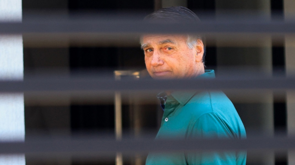 O ministro do Supremo Tribunal Federal (STF), **Alexandre de Moraes**, solicitou um parecer da Procuradoria-Geral da República (PGR) sobre a possibilidade de concessão de **prisão domiciliar** ao ex-presidente Jair Bolsonaro. A medida foi considerada após Bolsonaro ser internado no Hospital DF Star, em Brasília, desde o dia 13 de março. Segundo a publicação, o ex-presidente apresentou um quadro súbito de mal-estar enquanto estava em sua cela, o que levantou preocupações sobre sua saúde e a adequação de sua permanência no ambiente carcerário. A decisão de Alexandre de Moraes de pedir um parecer da PGR reflete a complexidade do caso, que envolve questões de saúde e de justiça. De acordo com o site, a situação de Bolsonaro no hospital tem sido monitorada de perto, e a solicitação do ministro busca avaliar se a prisão domiciliar seria uma alternativa viável, considerando o estado de saúde do ex-presidente. A PGR, por sua vez, deverá analisar os relatórios médicos e outros documentos pertinentes para emitir um parecer fundamentado sobre o pedido. O pedido de parecer da PGR é um passo importante no processo judicial envolvendo Jair Bolsonaro. Conforme relatado, a análise da Procuradoria-Geral da República será crucial para determinar os próximos passos legais. A decisão final sobre a concessão da prisão domiciliar dependerá não apenas do parecer da PGR, mas também de uma avaliação criteriosa das condições de saúde do ex-presidente e das implicações legais de sua possível transferência para o regime domiciliar.