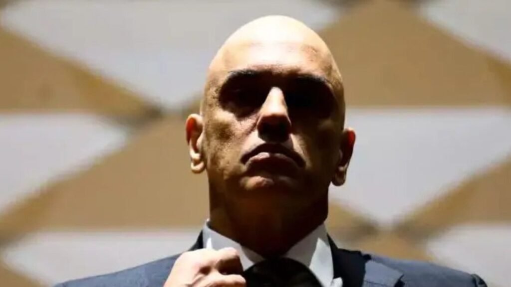 Por que Alexandre de Moraes é tão comentado na mídia brasileira? Alexandre de Moraes ganhou destaque desde o Inquérito das Fake News. Suas decisões são amplamente discutidas, gerando debates sobre seu papel no STF e suas ações. O que é o princípio "nemo iudex in causa sua"? Esse princípio, do direito romano, significa que ninguém pode ser juiz em causa própria. A imparcialidade é essencial para um julgamento justo. Como a imparcialidade é tratada no direito brasileiro? A imparcialidade é garantida por leis como o Código de Processo Civil e Penal, além da Constituição, que proíbem juízes de julgarem casos em que tenham interesse. Moraes violou a imparcialidade em algum caso específico? Sim, no caso dos "kids pretos", onde ele julgou militares que teriam tramado contra ele, comprometendo a imparcialidade. Qual a relação de Moraes com a liberdade de expressão? Moraes tem sido criticado por decisões que afetam a liberdade de expressão, como a derrubada de redes sociais e censura de reportagens. Por que a derrubada do X foi controversa? A rede social X, usada por milhões, foi retirada do ar por decisão de Moraes, gerando comparações com regimes autoritários. O que foi o Inquérito das Fake News? Iniciado sem pedido do Ministério Público, o inquérito investiga crimes nas instalações do STF, mas gerou críticas por censura e falta de imparcialidade. Como a separação de poderes é vista no Brasil? A Constituição define limites claros para cada poder. Juízes não devem legislar ou administrar, mas Moraes já foi acusado de ultrapassar esses limites. Qual foi o impacto da decisão de Moraes sobre a nomeação de Ramagem? Moraes impediu a nomeação de Ramagem para a Polícia Federal, apesar de ser competência exclusiva do presidente, gerando debate sobre separação de poderes. Como o aumento do IOF exemplifica a atuação de Moraes? Moraes suspendeu decretos do Congresso que anulavam o aumento do IOF, após uma "audiência conciliatória", levantando questões sobre seu papel. Quais são as acusações recentes contra Moraes? A imprensa relatou contratos suspeitos envolvendo a esposa de Moraes e reuniões com o Banco Central, levantando dúvidas sobre sua conduta. O que é ativismo judicial e como se relaciona com Moraes? Ativismo judicial é quando juízes tomam decisões além de suas atribuições. Moraes é acusado de autoritarismo e de violar a separação de poderes. Por que a liberdade de expressão é um direito fundamental? A liberdade de expressão permite o debate aberto e a crítica, essenciais para a democracia. Decisões que a limitam são vistas como autoritárias. Como a cultura jurídica atual é descrita no texto? A cultura jurídica é vista como desorientada, com violações à liberdade e à separação de poderes, refletindo uma realidade kafkiana. O que se espera do Senado em relação a Moraes? Espera-se que o Senado considere um processo de impeachment contra Moraes, atendendo ao clamor da sociedade por justiça e respeito à Constituição.