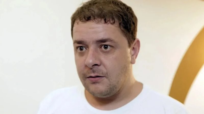 Por que Alfredo Gaspar pediu o indiciamento de Lulinha e outras 217 pessoas? Alfredo Gaspar, relator da CPMI do INSS, pediu o indiciamento de Lulinha e outras 217 pessoas por suspeitas de crimes como organização criminosa e corrupção. O relatório de 4.340 páginas investiga irregularidades no INSS, envolvendo empresários e intermediários. Qual é o impacto político do pedido de indiciamento de Lulinha? O pedido de indiciamento de Lulinha gera tensões políticas e pode impactar a imagem do governo. A inclusão do filho do presidente no relatório acentua divergências entre parlamentares e pode influenciar a percepção pública sobre a administração atual. Lulinha está formalmente investigado pela Polícia Federal? Não, Lulinha não está formalmente investigado pela Polícia Federal. Sua defesa nega qualquer envolvimento em irregularidades, embora seu nome tenha surgido em investigações relacionadas a outros empresários. Quais crimes são atribuídos a Lulinha no relatório da CPMI? O relatório da CPMI atribui a Lulinha crimes de tráfico de influência, lavagem ou ocultação de bens, organização criminosa e participação em corrupção passiva. Esses indícios são baseados em sua proximidade com empresários investigados. A CPMI tem poder para indiciar pessoas? Não, a CPMI não tem poder para indiciar pessoas. Ela pode apenas fazer recomendações à Procuradoria-Geral da República (PGR) em seu relatório final, sugerindo investigações mais aprofundadas. O que a CPMI recomenda em relação à Polícia Federal? A CPMI recomenda que a Polícia Federal aprofunde as investigações em casos que não foram totalmente esclarecidos. Isso inclui situações em que a comissão não conseguiu avançar, como as supostas "mesadas" e viagens custeadas por empresários. Qual é a posição da base governista sobre o relatório da CPMI? A base governista articula um relatório alternativo, que deve ser debatido. Há divergências acentuadas sobre os indiciamentos propostos, e a base busca um consenso que possa mitigar impactos políticos negativos. Como o presidente do colegiado, Carlos Viana, propõe lidar com as divergências? Carlos Viana sugere que a comissão aprove um relatório em comum, mas analise separadamente os trechos em que houver discordância. Ele não descarta a possibilidade de a votação se estender até a madrugada devido às divergências. Quais são as principais divergências entre os parlamentares? As principais divergências entre os parlamentares envolvem os pedidos de indiciamentos. Enquanto alguns defendem a inclusão de todos os nomes propostos, outros buscam um consenso que evite danos à imagem do governo. Qual é a importância do relatório da CPMI do INSS? O relatório da CPMI do INSS é importante por investigar irregularidades significativas no sistema previdenciário, envolvendo figuras influentes. As recomendações podem levar a ações judiciais e políticas que impactem o cenário nacional. Como a decisão do STF influenciou a CPMI do INSS? A decisão do STF de encerrar a prorrogação da CPMI acelerou a apresentação do relatório final. Isso pressionou os parlamentares a concluir as investigações e definir os indiciamentos propostos pelo relator Alfredo Gaspar. O que pode acontecer após a votação do relatório final da CPMI? Após a votação do relatório final, as recomendações podem ser encaminhadas à PGR e à Polícia Federal para investigações adicionais. O desfecho pode influenciar processos judiciais e ter repercussões políticas significativas.