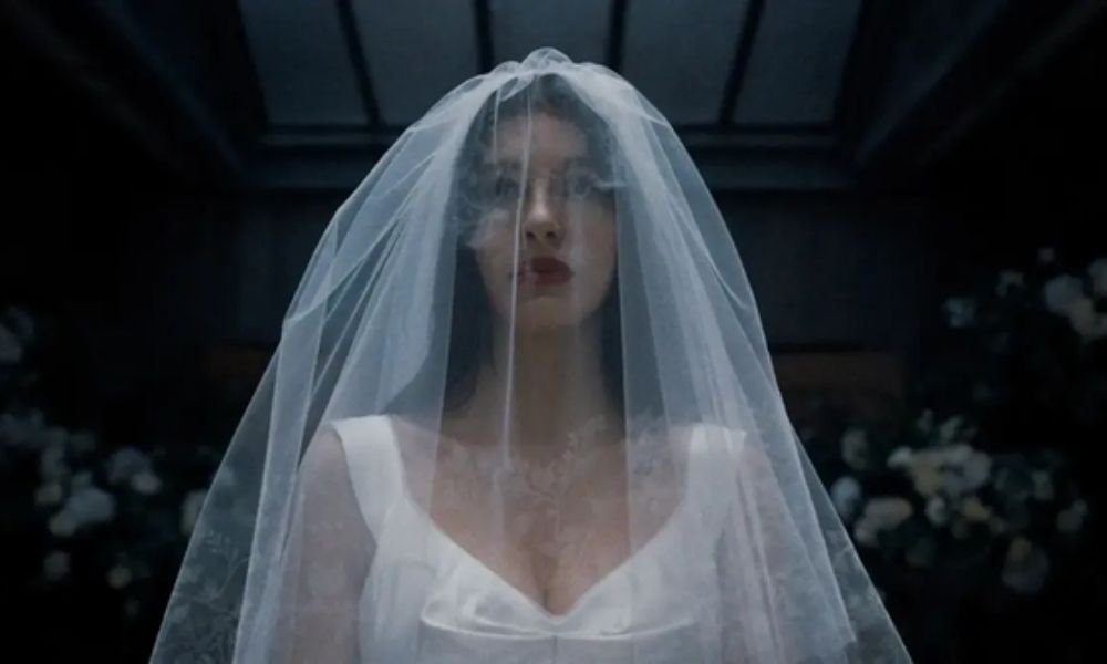 O que é "Algo Horrível Vai Acontecer" na Netflix? É um novo suspense psicológico dos irmãos Duffer, criadores de Stranger Things, que acompanha Rachel, prestes a se casar, mas envolta em mistérios e tensão. Qual é a premissa da série? Rachel e Nicky viajam para uma casa isolada para o casamento, mas o ambiente romântico logo se transforma em um cenário de tensão crescente. Por que Rachel começa a se sentir paranoica? Pequenos detalhes fora do lugar e coincidências desconfortáveis fazem Rachel questionar se algo terrível está prestes a acontecer. Como a série constrói sua tensão? A narrativa se desenrola nos dias antes do casamento, focando no desconforto emocional e na fragilidade da percepção de Rachel. Quais temas a série explora? Explora medos humanos como insegurança, dúvida e o receio de escolhas erradas, misturando drama e uma constante sensação de ameaça. Quando a série estreia na Netflix? A estreia está marcada para 26 de março de 2026, com todos os episódios disponíveis para maratonar.