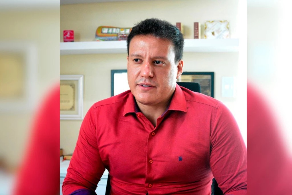 O vice-governador do Maranhão, **Felipe Camarão** (PT), está sob investigação por suspeita de operar um esquema de **lavagem de dinheiro**. Desde janeiro de 2022, ele adquiriu **R$ 4,7 milhões em imóveis na planta**, o que levantou preocupações sobre a origem dos recursos utilizados nessas transações. O **Ministério Público** identificou movimentações financeiras com "características atípicas", o que motivou uma análise mais aprofundada de suas atividades financeiras. Por que a compra de imóveis na planta é relevante neste caso? A aquisição de imóveis na planta pode ser uma estratégia utilizada para **lavagem de dinheiro**, pois permite a inserção de recursos de origem ilícita no mercado imobiliário. O valor elevado das compras realizadas por Felipe Camarão chamou a atenção das autoridades, que questionam a compatibilidade entre seus rendimentos declarados e o patrimônio adquirido. Quais são as características atípicas mencionadas pelo Ministério Público? As "características atípicas" referem-se a transações financeiras que não condizem com o perfil econômico do investigado. No caso de Felipe Camarão, o volume e a frequência das compras de imóveis, além do valor elevado, são considerados desproporcionais em relação à sua renda conhecida. Isso sugere a possibilidade de que os recursos utilizados possam ter origem em atividades ilícitas. Como a Procuradoria avalia o patrimônio imobiliário de Felipe Camarão? A Procuradoria destaca a "existência de patrimônio imobiliário significativamente elevado" como um dos principais pontos de preocupação. A discrepância entre o patrimônio acumulado e a renda declarada levanta suspeitas sobre a legalidade das fontes de financiamento utilizadas para essas aquisições. A análise do Ministério Público busca identificar se há indícios de crimes financeiros, como a lavagem de dinheiro. Qual é o impacto dessas suspeitas para o cenário político? As suspeitas sobre Felipe Camarão têm implicações políticas significativas, especialmente por ele ser um aliado do presidente **Lula**. A investigação pode afetar a imagem do partido e levantar questionamentos sobre a integridade de outros membros da administração. Além disso, o caso pode influenciar a opinião pública e afetar a confiança dos eleitores. O que pode acontecer a seguir? Se as investigações confirmarem as suspeitas de lavagem de dinheiro, Felipe Camarão pode enfrentar processos judiciais e sanções legais. Isso pode incluir desde multas até a perda de direitos políticos, dependendo da gravidade das infrações comprovadas. O desenrolar do caso também pode levar a uma revisão das práticas de fiscalização de transações imobiliárias para prevenir a lavagem de dinheiro. Em resumo, a compra de **R$ 4,7 milhões em imóveis na planta** por Felipe Camarão está sob escrutínio devido a suspeitas de lavagem de dinheiro. As características atípicas das transações e o elevado patrimônio imobiliário em contraste com a renda declarada são os principais pontos de investigação. O caso tem potencial para impactar o cenário político e levar a mudanças nas práticas de fiscalização financeira.