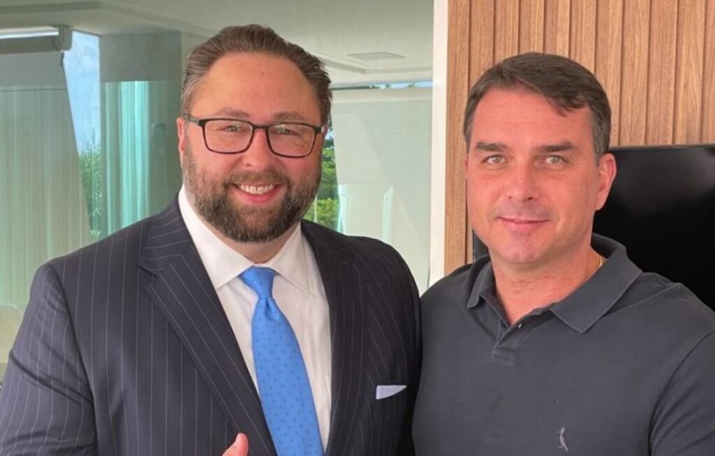Qual é a relevância do apoio de Jason Miller a Flávio Bolsonaro? O apoio de Jason Miller, aliado de Trump, a Flávio Bolsonaro destaca a conexão internacional e o fortalecimento do conservadorismo no Brasil, sugerindo um potencial impacto nas eleições presidenciais. Por que Jason Miller apoia Flávio Bolsonaro? Miller vê em Flávio Bolsonaro um líder alinhado aos valores conservadores, similar aos defendidos por Trump, e acredita que ele pode ser o próximo presidente do Brasil. Qual é o impacto da Conferência de Ação Política Conservadora (Cpac)? A Cpac é um fórum crucial para a articulação do conservadorismo global, reunindo líderes políticos e ativistas para discutir estratégias e fortalecer alianças internacionais. Como a participação de Eduardo Bolsonaro na Cpac influencia o cenário político? Eduardo Bolsonaro, como orador na Cpac, reforça a presença da família Bolsonaro no cenário conservador internacional, ampliando sua influência e redes de apoio. Quais são as críticas de Flávio Bolsonaro ao presidente Lula? Flávio Bolsonaro criticou Lula por uma declaração sobre o Brasil ser respeitado "no mundo do crime", usando isso para reforçar sua posição política e atrair apoiadores conservadores. Como a declaração de Miller pode afetar a campanha de Flávio Bolsonaro? A declaração de Miller pode aumentar a visibilidade de Flávio Bolsonaro, atraindo atenção internacional e apoio de eleitores conservadores no Brasil. Quem é Jason Miller e qual sua ligação com Trump? Jason Miller é um conselheiro político que atuou nas campanhas de Trump em 2016, 2020 e 2024, sendo uma figura influente no campo conservador americano. Qual é o papel de Jason Miller na política internacional? Miller participa de articulações e eventos conservadores, mantendo diálogos com líderes políticos de diversos países, fortalecendo a rede conservadora global. Como a Cpac se consolidou como espaço de articulação conservadora? A Cpac reúne anualmente figuras importantes da direita, criando um ambiente propício para discussões e alianças estratégicas no campo conservador. Qual é a importância do apoio internacional para candidatos brasileiros? O apoio internacional pode legitimar candidatos, aumentar sua visibilidade e atrair eleitores que valorizam alianças globais, influenciando o cenário político local. Como a família Bolsonaro se posiciona no cenário conservador global? A família Bolsonaro, com participações em eventos como a Cpac, se posiciona como uma liderança conservadora relevante, buscando fortalecer laços internacionais. Quais são as perspectivas para Flávio Bolsonaro nas próximas eleições? Com apoio de figuras como Jason Miller, Flávio Bolsonaro pode ganhar força na corrida presidencial, mas enfrentará desafios internos e externos no cenário político. Como a mídia internacional repercute o apoio a Flávio Bolsonaro? A mídia internacional pode destacar o apoio como um sinal de fortalecimento do conservadorismo no Brasil, influenciando percepções sobre a política brasileira. Qual é o papel do conservadorismo na política atual? O conservadorismo busca preservar valores tradicionais e influenciar políticas públicas, ganhando força em diversos países através de alianças e eventos como a Cpac. Como o apoio de figuras internacionais pode influenciar eleitores brasileiros? Eleitores podem ver o apoio internacional como um sinal de credibilidade e potencial de liderança, impactando suas escolhas nas urnas.