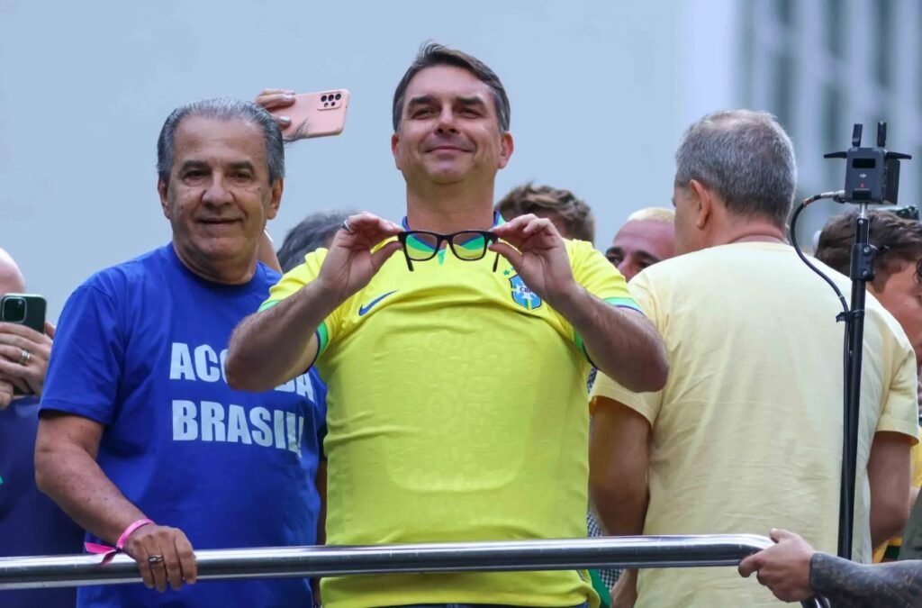 **Qual é o contexto atual da política brasileira em relação ao apoio de Silas Malafaia a Flávio Bolsonaro?** O pastor **Silas Malafaia**, uma figura influente no segmento evangélico, está prestes a declarar apoio público à candidatura presidencial do senador **Flávio Bolsonaro** (PL-RJ). Segundo informações da Revista Oeste, essa movimentação está sendo articulada por aliados próximos da família Bolsonaro e por lideranças evangélicas. O apoio de Malafaia é considerado crucial, especialmente em um momento de reorganização do grupo político ligado ao ex-presidente Jair Bolsonaro, que atualmente se encontra em prisão domiciliar. **Por que o apoio de Silas Malafaia é considerado importante para Flávio Bolsonaro?** O apoio de Malafaia é visto como uma peça-chave na estratégia de Flávio Bolsonaro para ampliar seu alcance eleitoral. Como líder da **Assembleia de Deus Vitória em Cristo**, Malafaia tem uma forte influência sobre a comunidade evangélica, que desempenhou um papel significativo nas eleições de Jair Bolsonaro. A expectativa é que Malafaia mobilize fiéis e participe de atos públicos em apoio a Flávio, fortalecendo assim sua candidatura. **Quando Flávio Bolsonaro deve anunciar oficialmente sua candidatura à presidência?** Flávio Bolsonaro deve confirmar sua candidatura até o dia 4 de abril. Antes disso, ele precisará abrir mão de sua cadeira no Senado, um processo conhecido como descompatibilização, que é necessário para ocupantes de cargos públicos que desejam disputar eleições. **Como Flávio Bolsonaro está ampliando seu alcance eleitoral?** Nos últimos meses, Flávio Bolsonaro tem buscado diálogo com setores de centro-direita e lideranças regionais que não estavam diretamente alinhadas ao núcleo mais próximo do bolsonarismo. Segundo interlocutores, essa estratégia inclui a aproximação com lideranças estaduais nos Estados do Sul e do Sudeste, regiões consideradas decisivas nas eleições presidenciais. **Quais são as alianças políticas em formação no contexto atual?** Uma das principais alianças anunciadas até agora é entre o PL e o Novo no Paraná. O senador **Sergio Moro** trocou o União Brasil pelo PL para concorrer ao governo paranaense pelo partido de Bolsonaro. Além disso, **Deltan Dallagnol** (Novo) e **Filipe Barros** (PL) devem concorrer ao Senado com o apoio de Flávio Bolsonaro. **Qual é a posição de Silas Malafaia sobre o apoio a Flávio Bolsonaro?** Indagado pela Revista Oeste, Malafaia afirmou que se pronunciará em outro momento, indicando que o anúncio oficial de seu apoio ocorrerá "na hora certa". Essa declaração sugere que o pastor está aguardando o momento estratégico para formalizar seu apoio, possivelmente alinhado com o calendário eleitoral de Flávio Bolsonaro. **Como a ex-primeira-dama Michelle Bolsonaro está envolvida nesse processo?** Assim como Malafaia, a ex-primeira-dama **Michelle Bolsonaro** também está seguindo o movimento de apoio à candidatura de Flávio Bolsonaro. Sua participação reforça a tentativa de manter o capital político do bolsonarismo e atrair o eleitorado evangélico, que foi crucial nas eleições anteriores. **Qual é a importância das lideranças regionais para a candidatura de Flávio Bolsonaro?** As lideranças regionais são fundamentais para a estratégia de Flávio Bolsonaro, pois ajudam a expandir sua base de apoio para além do eleitorado bolsonarista tradicional. A aproximação com essas lideranças nos Estados do Sul e Sudeste é vista como uma maneira de conquistar votos em regiões que podem ser decisivas para o sucesso eleitoral. **Como a Revista Oeste está cobrindo esses acontecimentos políticos?** A coluna **No Ponto** da Revista Oeste analisa e traz informações diárias sobre os bastidores do poder no Brasil, influenciando os rumos da política e da economia. A publicação se destaca por fornecer análises detalhadas e atualizadas sobre as movimentações políticas, como o apoio de Malafaia a Flávio Bolsonaro. Em resumo, o apoio de Silas Malafaia à candidatura de Flávio Bolsonaro é um movimento estratégico que visa fortalecer a posição do senador na corrida presidencial, ampliando seu alcance eleitoral e consolidando alianças políticas importantes.