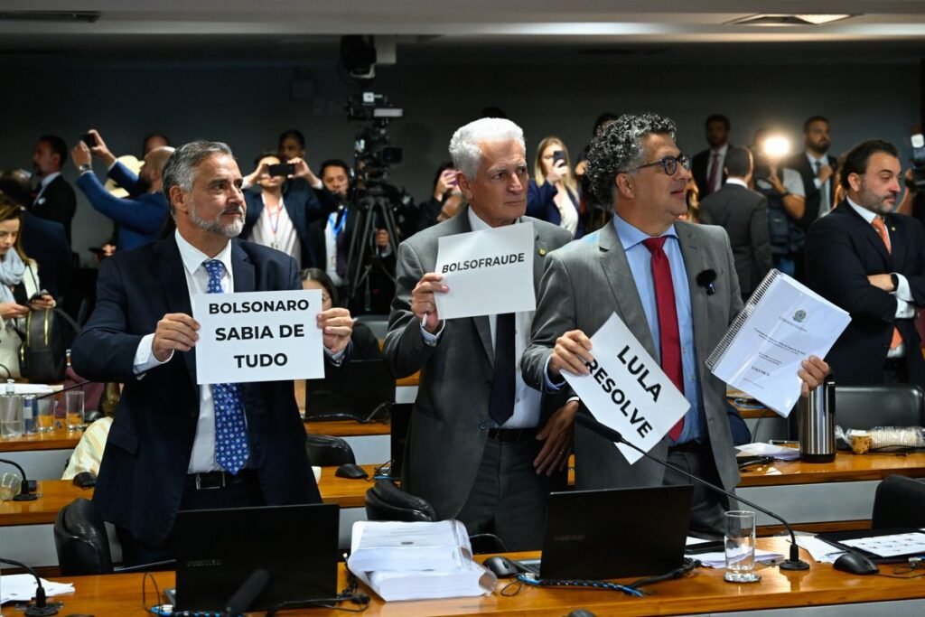 O que aconteceu na CPMI do INSS envolvendo Lulinha? A base do governo de Lula derrubou o relatório da CPMI que pedia o indiciamento de Lulinha por envolvimento em fraudes no INSS. A votação foi 19 a 12, encerrando sete meses de investigação sem um relatório conclusivo. Por que o relatório da CPMI do INSS foi rejeitado? O governo mobilizou aliados no Congresso para garantir votos suficientes contra o relatório. A estratégia incluiu a exoneração temporária de um ministro para reassumir seu mandato no Senado e alterar a composição da comissão. Qual era o foco das investigações da CPMI do INSS? A CPMI investigava um esquema bilionário de descontos indevidos em aposentadorias, envolvendo uma organização criminosa infiltrada na estrutura previdenciária. O relatório detalhava cinco núcleos coordenados, com foco em fraudes financeiras. Quem era apontado como o principal operador das fraudes no INSS? Antônio Carlos Camilo Antunes, conhecido como Careca do INSS, foi identificado como o principal operador das fraudes. Ele gerenciava empresas de fachada e associações que aplicavam descontos indevidos em aposentadorias. Qual foi o papel de Lulinha nas fraudes do INSS, segundo o relatório? O relatório alegava que Lulinha era um "facilitador de acesso" para os interesses de Antunes no governo federal, recebendo supostas mesadas e repasses para influenciar projetos governamentais. Quais eram as principais provas contra Lulinha? O depoimento de Edson Claro, ex-funcionário de Antunes, mencionava pagamentos mensais a Lulinha e um repasse único de R$ 25 milhões. O relatório também citava empresas no exterior ligadas a Lulinha. Como a defesa de Lulinha reagiu às acusações? A defesa de Lulinha negou qualquer irregularidade, afirmando que ele não é alvo de investigação formal pela PF e que as acusações têm motivação eleitoral. Qual foi o papel do Banco Master nas fraudes investigadas? O Banco Master foi acusado de se beneficiar de fraudes no mercado de crédito consignado para aposentados, utilizando dados de segurados sem autorização para inflar resultados financeiros. Como o STF influenciou o andamento da CPMI do INSS? O STF concedeu habeas corpus que impediram depoimentos e suspenderam quebras de sigilo, limitando a investigação. A Corte também negou a prorrogação dos trabalhos da CPMI, encerrando as investigações. O que aconteceu com o "Relatório da Maioria" do governo? O "Relatório da Maioria", que tentava mudar o foco das investigações para o ex-presidente Jair Bolsonaro, não foi considerado. A sessão foi encerrada sem a leitura do parecer governista. Quais são as próximas etapas após o encerramento da CPMI do INSS? O presidente da CPMI enviará o relatório de Alfredo Gaspar para a Polícia Federal e o Ministério Público Federal, que continuarão as investigações sobre as fraudes no INSS.