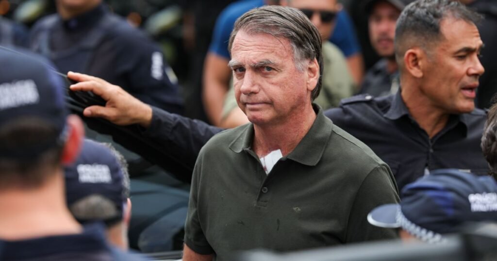 Os **médicos que atendem o ex-presidente Jair Bolsonaro** afirmam que sua **alta hospitalar** ainda está condicionada à realização de exames. A equipe médica trabalha com a expectativa de que, no máximo até sábado (27), ele possa ser liberado, dependendo dos resultados dos exames. Esta informação foi divulgada após a decisão do ministro Alexandre de Moraes, do Supremo Tribunal Federal (STF), que determinou que Bolsonaro deve sair do hospital DF Star e ir diretamente para casa. Por que a alta hospitalar de Bolsonaro depende de exames? Segundo a publicação, a alta hospitalar de Bolsonaro está condicionada aos resultados de exames devido à necessidade de monitorar sua recuperação de uma **broncopneumonia**. Desde sua internação em 13 de março, Bolsonaro tem recebido tratamento intensivo, incluindo **antibioticoterapia endovenosa**, suporte clínico e fisioterapia respiratória e motora. A decisão de alta será baseada na avaliação dos exames que indicarão se ele está apto a continuar sua recuperação em casa. Qual é a decisão do STF sobre a prisão domiciliar de Bolsonaro? O ministro Alexandre de Moraes determinou inicialmente um período de 90 dias de **prisão domiciliar** para Bolsonaro, com o objetivo de permitir sua recuperação completa da broncopneumonia. Após esse prazo, será reavaliada a necessidade de manutenção da prisão domiciliar humanitária, podendo incluir uma perícia médica, se necessário. Essa decisão visa garantir que Bolsonaro receba o tratamento adequado em um ambiente controlado. Como está a recuperação de Bolsonaro até o momento? Bolsonaro teve alta da Unidade de Terapia Intensiva (UTI) nesta segunda-feira e continua recebendo tratamento médico. Ele está sob **antibioticoterapia endovenosa** e participa de sessões de fisioterapia respiratória e motora. A equipe médica está monitorando sua recuperação de perto para garantir que ele esteja em condições de receber alta hospitalar e continuar o tratamento em casa. O que acontecerá após a alta hospitalar de Bolsonaro? Com a decisão de prisão domiciliar, Bolsonaro retornará para casa após quatro meses de internação. Segundo informações apuradas pela CNN, a residência do ex-presidente está passando por reformas pontuais para recebê-lo adequadamente. No entorno de Bolsonaro, há uma expectativa de que ele possa retornar para casa ainda nesta semana, dependendo dos resultados dos exames. Quais são as expectativas para a recuperação de Bolsonaro em casa? A expectativa é que, uma vez em casa, Bolsonaro continue sua recuperação com o suporte necessário. A prisão domiciliar permitirá que ele receba cuidados médicos e fisioterapêuticos em um ambiente familiar, o que pode contribuir para uma recuperação mais rápida e eficaz. A equipe médica continuará a monitorar seu progresso e ajustará o tratamento conforme necessário para garantir sua saúde e bem-estar. Em resumo, a alta hospitalar de Jair Bolsonaro está diretamente ligada aos resultados de exames que indicarão sua aptidão para continuar a recuperação em casa. A decisão do STF de conceder prisão domiciliar visa assegurar que ele receba o tratamento necessário em um ambiente controlado, com a possibilidade de reavaliação após 90 dias. A expectativa é que, com os cuidados adequados, Bolsonaro possa se recuperar completamente da broncopneumonia.
