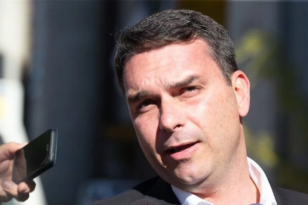 O senador **Flávio Bolsonaro** foi alvo de críticas após a divulgação de um "vídeo alegre" em que ele aparece celebrando o lançamento de uma chapa direitista em Rondônia. Segundo a publicação, o vídeo gerou controvérsias devido ao tom festivo em um momento considerado inoportuno por alguns críticos. Flávio, no entanto, defendeu-se afirmando que a gravação foi feita a pedido de seu pai, o ex-presidente **Jair Bolsonaro**, que teria ficado "feliz" com o evento político. Essa declaração foi feita em meio a um cenário político tenso, onde as ações e declarações de figuras públicas são frequentemente escrutinadas. De acordo com o site, o contexto do vídeo e a reação de Jair Bolsonaro são significativos, pois refletem a estratégia política do ex-presidente e de seus aliados. O lançamento da chapa em Rondônia é visto como um movimento importante para consolidar a presença da direita na região, e a alegria demonstrada por Flávio no vídeo pode ser interpretada como um sinal de confiança no fortalecimento do grupo político. A publicação destaca que, apesar das críticas, Flávio manteve sua postura, enfatizando que a satisfação de seu pai com o evento era um fator relevante para ele. O episódio ressalta a complexidade do cenário político brasileiro, onde ações como a divulgação de um vídeo podem ter repercussões amplas e variadas. Segundo o site, a reação ao vídeo de Flávio Bolsonaro ilustra as divisões políticas no país e a maneira como cada gesto de figuras públicas é analisado sob diferentes perspectivas. A defesa de Flávio, ao afirmar que agiu a pedido de Jair Bolsonaro, também sublinha a influência contínua do ex-presidente sobre seus aliados e familiares, mesmo após o término de seu mandato.