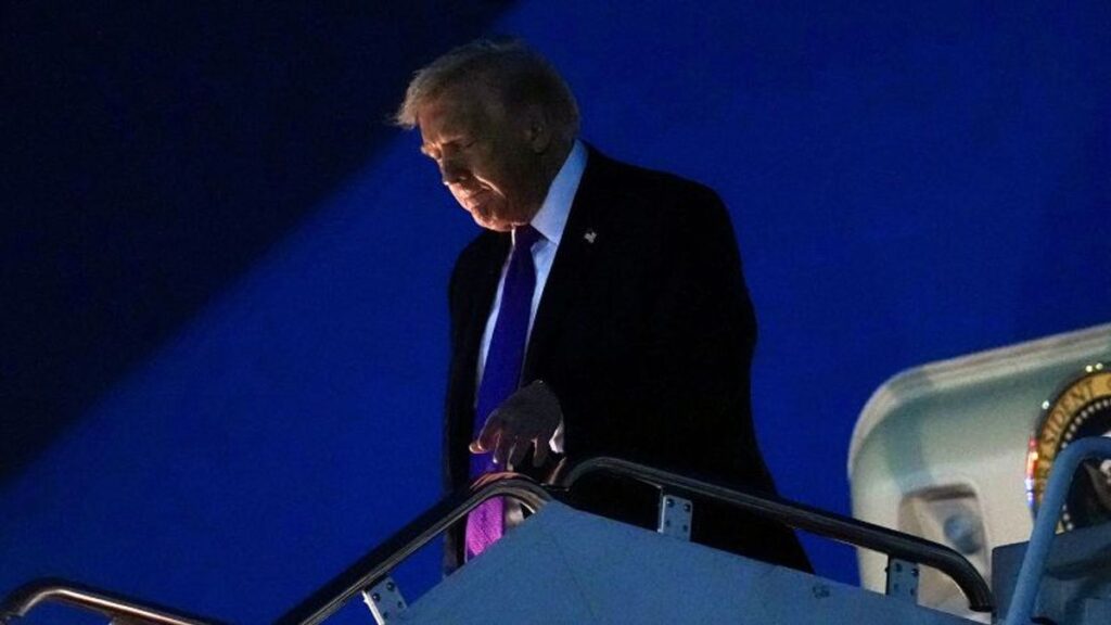 A **retórica** do presidente dos Estados Unidos, Donald Trump, enfrenta desafios significativos ao tentar abordar o conflito com o Irã, um embate que não apresenta um desfecho claro para nenhuma das partes envolvidas. Segundo a publicação da CNN Brasil, mesmo que Trump desejasse encerrar a guerra, ele poderia encontrar obstáculos substanciais que dificultariam a concretização desse objetivo. A complexidade da situação geopolítica, aliada a interesses divergentes e a uma história de tensões prolongadas, torna a tarefa de alcançar a paz uma missão árdua. De acordo com a análise, um dos principais entraves para a resolução do conflito é a falta de um consenso sobre o que constituiria uma vitória ou um acordo aceitável para ambos os lados. A **realidade** no terreno é que tanto os Estados Unidos quanto o Irã têm interesses estratégicos e políticos que não são facilmente conciliáveis. Além disso, a dinâmica interna de cada país, incluindo pressões políticas e econômicas, influencia diretamente a capacidade de seus líderes de tomar decisões que poderiam levar a um cessar-fogo ou a um acordo de paz duradouro. A situação é ainda mais complicada pela presença de atores regionais e internacionais que têm seus próprios interesses na região. Outro fator crítico mencionado pela CNN Brasil é a **retórica** agressiva que tem caracterizado as relações entre os dois países. Essa postura não apenas dificulta o diálogo, mas também alimenta a desconfiança mútua, tornando qualquer tentativa de negociação ainda mais complexa. A história de desentendimentos e confrontos diretos e indiretos entre os Estados Unidos e o Irã contribui para um ambiente de incerteza e instabilidade, onde a paz parece ser uma meta distante. Portanto, mesmo que Trump tivesse a intenção de encerrar o conflito, ele enfrentaria uma série de desafios que vão além de sua **retórica** e exigiriam uma abordagem diplomática cuidadosa e coordenada.