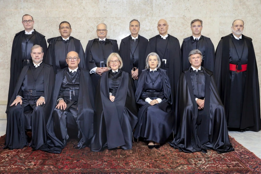 O **Supremo Tribunal Federal (STF)** enfrentou uma situação alarmante que levou à criação de uma secretaria de segurança interna. Segundo a jornalista Daniela Lima, em entrevista ao Flow Podcast, a corte foi "obrigada" a tomar essa medida devido a ameaças concretas dirigidas aos seus ministros. Um dos episódios mais preocupantes envolveu o envio de uma embalagem de perfume contendo **ácido**, endereçada a uma ministra do STF. Daniela Lima mencionou que essa ministra é conhecida como "a ministra que saiu", embora não tenha especificado o nome. A criação da secretaria de segurança interna no STF reflete a crescente preocupação com a segurança dos ministros diante de ameaças físicas. Segundo a publicação, o envio de itens perigosos, como o ácido disfarçado de perfume, destaca a necessidade de medidas de proteção mais rigorosas. A decisão de estabelecer uma estrutura dedicada à segurança interna visa não apenas proteger os ministros, mas também assegurar o funcionamento adequado da mais alta corte do país, que tem um papel crucial na manutenção do Estado de Direito. Esse incidente sublinha a importância de garantir a segurança dos membros do **judiciário** em um ambiente político e social cada vez mais polarizado. A proteção dos ministros do STF é essencial para que possam desempenhar suas funções sem intimidações ou ameaças. A criação da secretaria de segurança interna é uma resposta direta a esses desafios, buscando prevenir futuros incidentes e assegurar que a justiça continue a ser administrada de forma imparcial e segura.