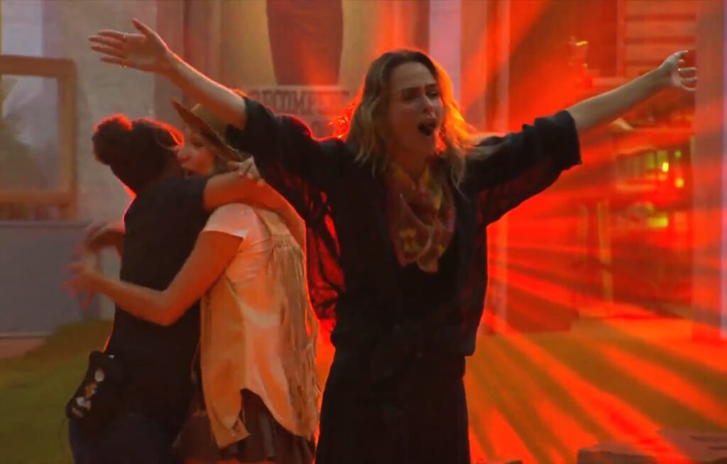 Como Ana Paula Renault superou o desafio no BBB 26? Ana Paula completou a dinâmica "Barrado no Baile" ao encontrar três chaves corretas entre 1.200 opções, destravando baús e garantindo seu convite para a festa do líder Cowboy. Qual foi a reação de Cowboy ao ver Ana Paula na festa? Cowboy, surpreso e incomodado, declarou "Acabou a paz" ao ver Ana Paula chegar dançando ao som de "Erva Venenosa". Como Ana Paula se preparou para o desafio? Ela organizou as chaves em montinhos por formato, o que a ajudou a completar o desafio em pouco mais de uma hora. Qual foi a provocação de Ana Paula ao Cowboy? Ao chegar na festa, Ana Paula desafiou Cowboy a tirar uma foto com ela, chamando-o de "frouxo". Como a música "Cheguei" de Ludmilla influenciou o clima da festa? A música animou Ana Paula, que reuniu seus aliados para comemorar, intensificando o clima de deboche e provocação. O que motivou Ana Paula a vencer o desafio? O discurso provocativo de Cowboy, que a chamou de "chata", impulsionou Ana Paula a buscar a superação e garantir sua presença na festa.