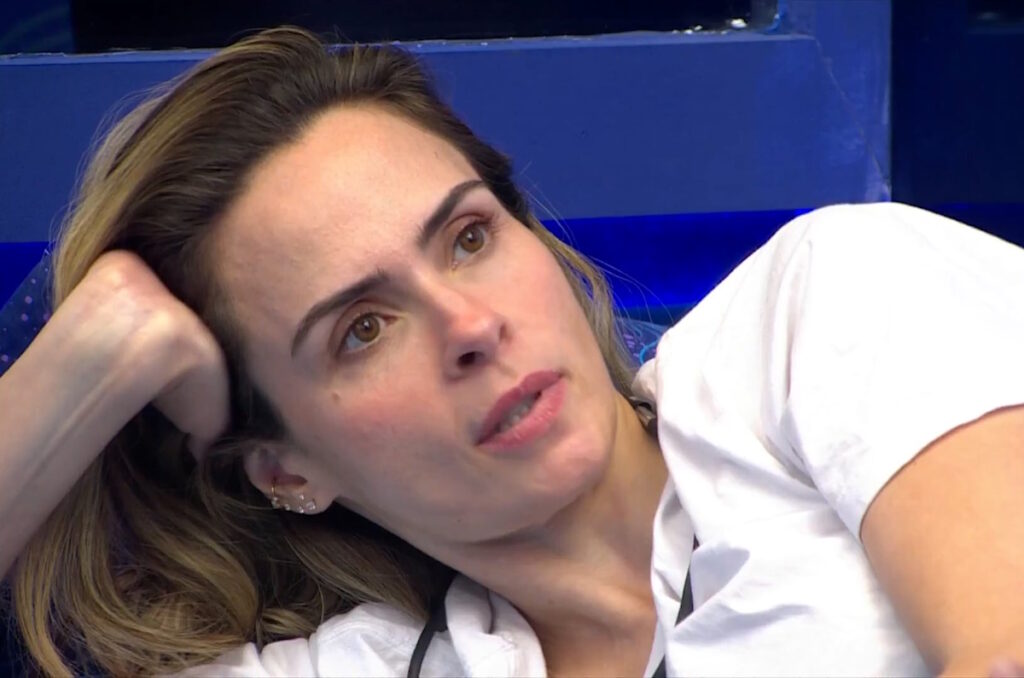 No **Big Brother Brasil 26**, a participante Ana Paula Renault acendeu um sinal de alerta em relação ao comportamento de Chaiany Andrade. Durante uma análise de comportamento realizada na quinta-feira, 19 de março, Ana Paula expressou suas preocupações sobre a estratégia de Chaiany dentro do jogo. Segundo a publicação, a jornalista observou que Chaiany tende a adotar uma postura de **vítima**, o que, na visão de Ana Paula, seria uma maneira de se manter confortável e evitar assumir responsabilidades no contexto do reality show. Ana Paula compartilhou suas percepções com outra participante, Samira Sagr, durante uma conversa no quarto do confinamento. De acordo com o site, a veterana do programa destacou que o comportamento de Chaiany pode ser uma estratégia consciente para ganhar a simpatia dos outros participantes e do público. Ana Paula acredita que essa postura pode ser prejudicial para o andamento do jogo, pois pode criar uma dinâmica em que Chaiany não é desafiada a enfrentar as consequências de suas ações, mantendo-se em uma zona de conforto. A análise de Ana Paula sobre Chaiany gerou discussões entre os participantes e também entre os espectadores do programa. O comportamento de se colocar como vítima é um tema recorrente em reality shows, onde a percepção do público pode influenciar diretamente o destino dos participantes. Segundo a publicação, a crítica de Ana Paula pode impactar a forma como Chaiany é vista tanto dentro quanto fora da casa, levantando questões sobre autenticidade e responsabilidade no jogo. A discussão sobre o papel de vítima no BBB 26 destaca a complexidade das estratégias adotadas pelos participantes em busca do prêmio final.