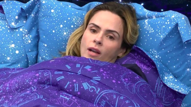 Ana Paula expressou seu descontentamento com o comportamento de suas aliadas após a eliminação de Breno do **Big Brother Brasil**. Segundo a publicação, ela ficou incomodada com o que descreveu como um "velório" realizado por suas companheiras de confinamento. A reação de Ana Paula destaca a tensão e as dinâmicas emocionais que frequentemente surgem entre os participantes do reality show, especialmente após a saída de um colega próximo. A eliminação de Breno parece ter gerado um clima de tristeza entre algumas participantes, o que não foi bem recebido por Ana Paula, que esperava uma postura diferente de suas aliadas. No contexto do **Big Brother Brasil**, as eliminações são momentos críticos que podem alterar significativamente as alianças e estratégias dos participantes. Segundo o site, Ana Paula esperava que suas aliadas mantivessem o foco no jogo e não se deixassem abater pela saída de Breno. Essa expectativa reflete a importância de manter a resiliência e a determinação dentro do confinamento, onde as emoções estão sempre à flor da pele. A reação de Ana Paula pode ser vista como uma tentativa de reafirmar sua liderança e manter a moral do grupo elevada, apesar das adversidades. A dinâmica do programa muitas vezes coloca os participantes em situações de conflito emocional, onde a lealdade e a estratégia precisam ser equilibradas. Segundo a publicação, a atitude de Ana Paula sugere que ela valoriza a continuidade do jogo acima das relações pessoais que se formam durante o programa. Este episódio ilustra como o **Big Brother Brasil** não é apenas um teste de popularidade, mas também um desafio psicológico, onde os participantes devem constantemente avaliar suas prioridades e ajustar suas estratégias para permanecer na competição.