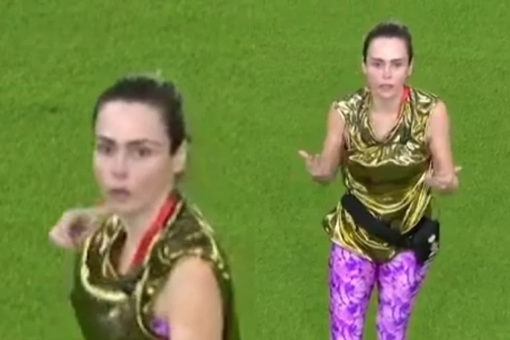 Por que Ana Paula Renault está insatisfeita com a direção do BBB26? Ana Paula Renault está insatisfeita devido ao forte cheiro de perfume em seu microfone, que, segundo ela, está afetando sua saúde e causando febre. Como o perfume no microfone afeta a saúde de Ana Paula? O perfume, por ser muito forte, está atacando o organismo de Ana Paula, causando febre e potencialmente transmitindo agentes infecciosos. Qual foi a reação de Ana Paula ao problema com o microfone? Ana Paula reclamou em voz alta, pedindo à direção do BBB26 para trocar o equipamento devido ao cheiro insuportável. A direção do BBB26 atendeu ao pedido de Ana Paula? Sim, a direção trocou o microfone, mas Ana Paula continuou a se queixar, afirmando que o problema persistia. O que Ana Paula teme em relação à sua saúde e a dos outros participantes? Ela teme transmitir algum agente infeccioso para os outros participantes devido à sua febre. Ana Paula já teve problemas anteriores com a direção do BBB26? Sim, ela mencionou ter recebido uma blusa com mofo, o que a deixou sem voz por dois dias. Como Ana Paula expressou sua frustração com a situação? Ana Paula explodiu de raiva, gritando perto da piscina sobre a situação e a falta de credibilidade que sente da direção.