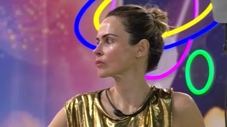 Por que Ana Paula Renault se irritou com a produção do BBB 26? Ana Paula Renault se irritou com a produção do BBB 26 devido ao perfume colocado em seu microfone, que ela considerou muito doce e forte, causando-lhe desconforto. Quais foram as consequências do perfume no microfone para Ana Paula? Ana Paula afirmou estar febril e com coceiras devido ao perfume, além de ter enrolado papel no microfone para suportar o cheiro. Como Ana Paula expressou seu descontentamento? Ela reclamou pela casa, pediu a troca do microfone e, aos gritos, destacou sua alergia a perfumes, mencionando experiências passadas com roupas mofadas. O que Ana Paula sugeriu sobre o Castigo do Monstro? Ela sugeriu que o Castigo do Monstro deveria ser individual, pois estava febril e preocupada em passar o vírus para outros participantes. Como a produção do BBB 26 respondeu às reclamações de Ana Paula? A produção chamou Ana Paula à despensa para trocar o equipamento, mas ela continuou a reclamar do cheiro forte no novo microfone. Qual foi a reação de Ana Paula após a troca do microfone? Mesmo após a troca, Ana Paula continuou insatisfeita, mencionando que o novo microfone também tinha cheiro de perfume e reclamando perto da piscina. Qual foi o impacto das reclamações de Ana Paula nas redes sociais? As reclamações de Ana Paula geraram comentários nas redes sociais, com vídeos e tweets destacando sua reação ao perfume no microfone.
