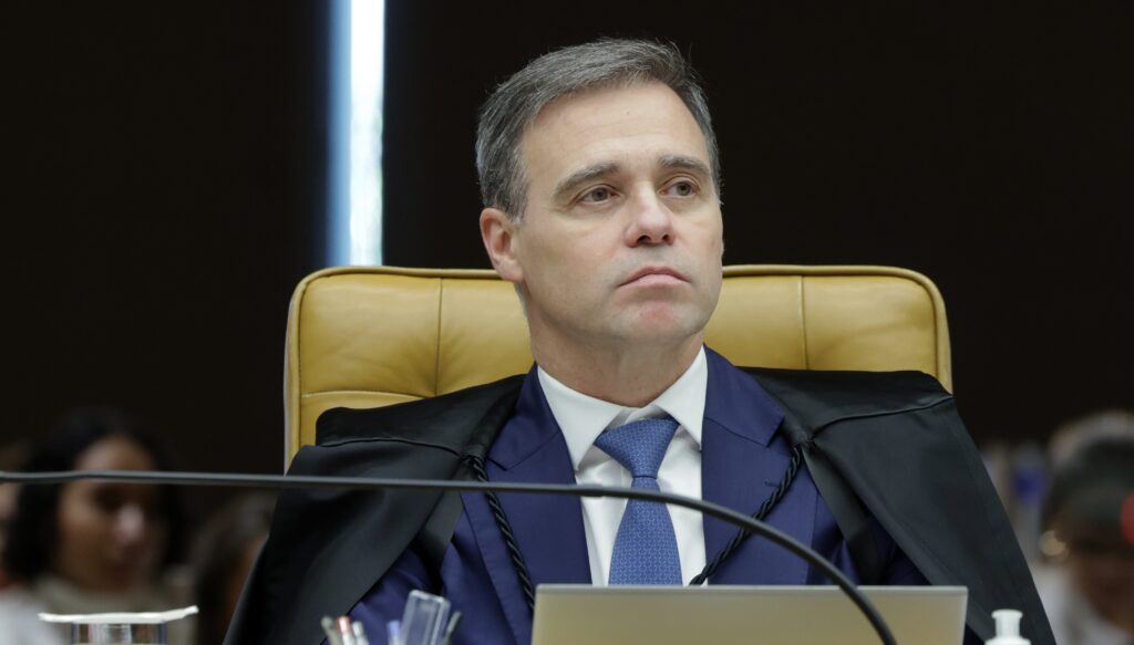 O **Ministro do Supremo Tribunal Federal (STF), André Mendonça**, enfrenta uma situação complexa em que, segundo a publicação da Gazeta do Povo, seria necessário criar um **inquérito sigiloso** para investigar o Master. A proposta sugere que Mendonça deveria adotar medidas como a quebra de sigilos e a realização de buscas e apreensões de forma secreta. A justificativa para tais ações seria a proteção da democracia, que, conforme a fonte, estaria em risco. A ideia é que, ao manter o inquérito em caráter confidencial, seria possível evitar interferências externas e garantir que a investigação ocorra de maneira eficaz e sem pressões indevidas. No desenvolvimento dessa estratégia, a importância de um inquérito sigiloso reside na capacidade de coletar informações críticas sem alertar os envolvidos, o que poderia comprometer a integridade das provas. Segundo o site, essa abordagem permitiria ao Ministro Mendonça agir de forma decisiva e com discrição, assegurando que as evidências sejam preservadas e que a investigação possa seguir seu curso natural. Além disso, a confidencialidade pode ser um fator crucial para proteger as instituições democráticas de influências externas que possam tentar obstruir ou manipular o processo investigativo. Por fim, a Gazeta do Povo destaca que a implementação de um inquérito sigiloso por André Mendonça não apenas reforçaria a confiança nas instituições judiciais, mas também demonstraria um compromisso firme com a defesa da democracia. Ações como a quebra de sigilos e buscas em caráter secreto são vistas como medidas necessárias para enfrentar ameaças potenciais e garantir que a justiça seja feita de maneira imparcial e eficaz. Assim, a iniciativa de Mendonça poderia servir como um exemplo de liderança e determinação na proteção dos valores democráticos.