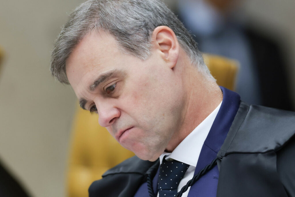 O ministro **André Mendonça** foi sorteado como relator do pedido da cúpula da **Comissão Parlamentar Mista de Inquérito (CPMI) do INSS** para prorrogar o prazo de funcionamento do colegiado. Este sorteio ocorreu na terça-feira, 17, e o pedido foi direcionado ao presidente do Congresso, **Davi Alcolumbre** (União-AP). A solicitação foi formalizada por meio de um Mandado de Segurança com pedido de liminar, conforme relatado pela publicação. A escolha de Mendonça como relator é um passo importante no processo, pois ele será responsável por analisar o pedido e emitir um parecer sobre a prorrogação solicitada. A **CPMI do INSS** tem como objetivo investigar irregularidades no Instituto Nacional do Seguro Social, abordando questões que afetam diretamente a administração e a concessão de benefícios previdenciários. Segundo o site, a prorrogação do prazo de funcionamento do colegiado é considerada essencial pela cúpula da CPMI para que as investigações possam ser concluídas de forma abrangente e eficaz. A continuidade dos trabalhos da comissão é vista como crucial para esclarecer possíveis falhas e irregularidades no sistema previdenciário brasileiro, que impactam milhões de cidadãos. O papel de André Mendonça como relator é fundamental, pois ele terá a responsabilidade de avaliar os argumentos apresentados no pedido de prorrogação e decidir sobre a concessão da liminar. Segundo a publicação, a decisão de Mendonça poderá influenciar significativamente o andamento das investigações conduzidas pela CPMI do INSS. A expectativa é que, com a prorrogação, a comissão tenha tempo suficiente para aprofundar suas análises e apresentar um relatório conclusivo que possa contribuir para melhorias no sistema previdenciário do país.