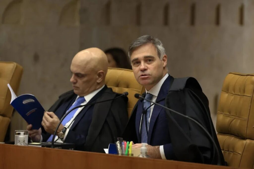 **André Mendonça** tem sido alvo de uma onda de **fake news** relacionadas ao **Caso Master**, conforme relatado por diversas fontes. Um vídeo de uma discussão entre Mendonça e Alexandre de Moraes, que ocorreu em abril de 2025, está sendo compartilhado de maneira enganosa como se fosse parte do contexto atual do Caso Master. Segundo a publicação do site Metrópoles, essa desinformação tem se espalhado rapidamente, causando confusão entre o público e distorcendo a percepção dos eventos reais. A origem do vídeo remonta a uma sessão do Supremo Tribunal Federal (STF) em que André Mendonça e Alexandre de Moraes debateram sobre um tema completamente diferente do Caso Master. No entanto, a circulação do vídeo fora de contexto tem levado muitos a acreditarem que a discussão está diretamente relacionada ao caso em questão. Essa prática de manipulação de informações é um exemplo claro de como as **fake news** podem influenciar a opinião pública e criar narrativas falsas. Segundo o site Metrópoles, a disseminação desse tipo de conteúdo é preocupante, pois compromete a integridade das informações e pode impactar decisões judiciais e políticas. Para combater a propagação dessas **fake news**, é essencial que o público busque informações em fontes confiáveis e verifique a veracidade dos conteúdos antes de compartilhá-los. A conscientização sobre a importância de checar os fatos é fundamental para evitar a disseminação de informações falsas. Segundo especialistas, a educação midiática e o incentivo ao pensamento crítico são ferramentas poderosas na luta contra a desinformação. Além disso, plataformas de mídia social e veículos de comunicação têm um papel crucial na identificação e remoção de conteúdos enganosos, contribuindo para um ambiente informativo mais saudável e confiável.