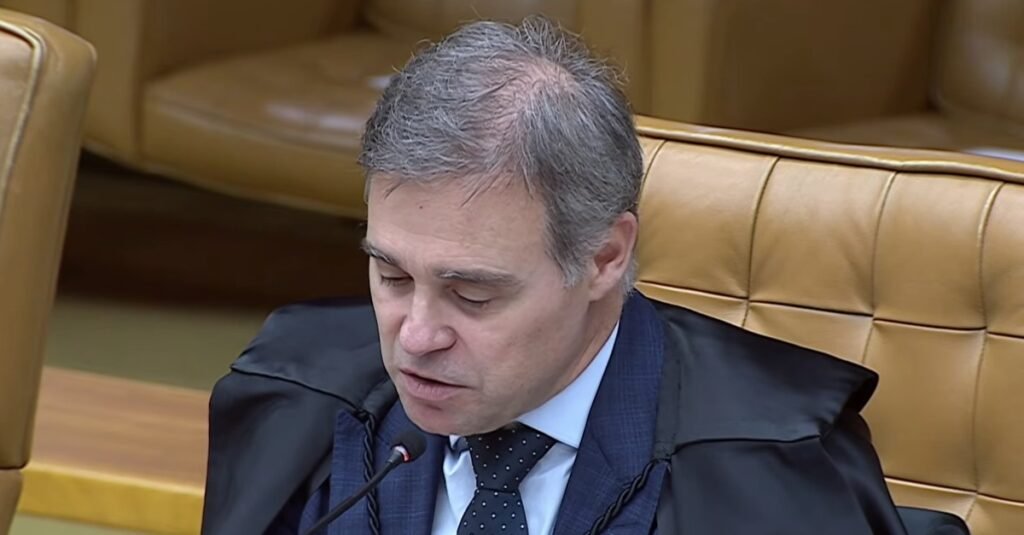 **André Mendonça Vota para Prorrogar CPMI do INSS por 60 Dias: Entenda o Contexto e as Implicações** O ministro do Supremo Tribunal Federal (**STF**), **André Mendonça**, votou a favor da prorrogação da **Comissão Parlamentar Mista de Inquérito (CPMI) do INSS** por mais 60 dias. Esta decisão surge em um momento crucial, já que a comissão estava prevista para encerrar suas atividades no próximo sábado. Mas por que essa prorrogação é necessária e quais são as suas implicações? **Por que a prorrogação foi solicitada?** No último dia 13, os parlamentares **Carlos Viana** (Podemos-MG), **Alfredo Gaspar** (União-AL) e **Marcel van Hattem** (Novo-RS) solicitaram a prorrogação das atividades da CPMI. Eles argumentaram que o presidente do Congresso, **Davi Alcolumbre** (União-AP), se recusou a analisar o requerimento assinado por 175 deputados e 29 senadores. Segundo a publicação, a falta de ação por parte do Congresso levou à necessidade de intervenção do STF. **Qual foi o papel de André Mendonça nesse processo?** André Mendonça, como relator da liminar, determinou que o Congresso tinha 48 horas para realizar a leitura do pedido de prorrogação. Como isso não ocorreu, Mendonça entendeu que Carlos Viana tinha a prerrogativa de estender o prazo dos trabalhos por 60 dias, conforme estabelecido no Regimento Interno da Câmara dos Deputados. Essa decisão baseia-se no fato de que tanto o Regimento Interno do Congresso quanto o do Senado não possuem previsões específicas para prorrogação. **Qual é a importância do STF nesse contexto?** Mendonça destacou que o **STF** deve atuar como instância final de controle sobre eventuais abusos cometidos por atores políticos do Congresso, especialmente no funcionamento de Comissões Parlamentares de Inquérito (**CPIs**). Ele afirmou que cabe ao Judiciário conter excessos, preservar direitos fundamentais e solucionar conflitos entre Poderes com base em critérios jurídicos, e não em preferências políticas. **Quais são as implicações da decisão para futuras CPIs?** O julgamento sobre a CPMI do INSS pode estabelecer um precedente importante para futuras comissões parlamentares de inquérito. Segundo Mendonça, a decisão do STF não se limita a um colegiado específico, mas também afeta a possibilidade de funcionamento de outros instrumentos de investigação usados por minorias parlamentares no futuro. Ele ressaltou que as CPIs têm um papel historicamente relevante no sistema democrático e que a decisão pode impactar futuras minorias parlamentares, inclusive em cenários políticos distintos dos atuais. **O que acontece se a prorrogação for confirmada?** Se a prorrogação for confirmada, os parlamentares poderão continuar com depoimentos, pedidos de informação, análise de documentos e a conclusão da votação do relatório final. Caso contrário, a comissão ficará sujeita ao encerramento previsto para sábado. **Qual é a posição de Mendonça sobre o direito das minorias parlamentares?** Mendonça afirmou que o caso revela uma situação excepcional em que deve prevalecer o direito da minoria parlamentar. Esse direito inclui não apenas a criação da CPMI, mas também sua prorrogação, desde que cumpridas as exigências formais previstas na Constituição e no regimento do Congresso. **Conclusão** A decisão de André Mendonça de votar pela prorrogação da CPMI do INSS por 60 dias é um marco importante no contexto político atual. Ela não apenas garante a continuidade das investigações em curso, mas também estabelece um precedente significativo para o funcionamento de futuras CPIs. A atuação do STF como guardião dos direitos das minorias parlamentares e como árbitro em conflitos entre Poderes reforça a importância do equilíbrio e da justiça no sistema democrático brasileiro.
