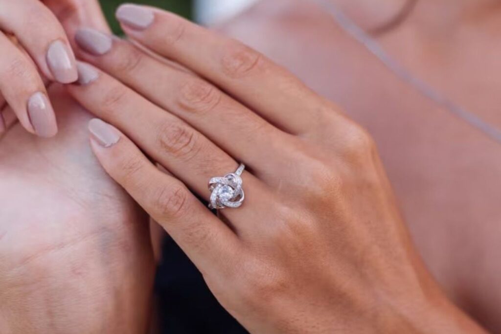 O **anel de divórcio** está se tornando um símbolo poderoso de **superação** e **recomeço** para muitas mulheres modernas. Este acessório, que antes poderia ser considerado incomum, agora ganha espaço como uma declaração de independência e renovação pessoal. Ao contrário das alianças de casamento, que simbolizam a união e o compromisso entre duas pessoas, o anel de divórcio representa a liberdade e a nova fase de vida que se inicia após o término de um relacionamento. A popularidade crescente do anel de divórcio reflete uma mudança cultural significativa. As mulheres estão cada vez mais abraçando a ideia de que o fim de um casamento não é necessariamente um fracasso, mas sim uma oportunidade para reavaliar suas vidas e prioridades. O anel de divórcio serve como um lembrete tangível dessa transição, marcando o fechamento de um capítulo e o início de outro. Muitas mulheres escolhem o anel de divórcio como uma forma de celebrar sua **autonomia** e **autoconfiança**. Este acessório pode ser personalizado de várias maneiras, desde a escolha do design até a seleção de pedras preciosas que tenham significado pessoal. Algumas optam por incorporar elementos do antigo anel de casamento, transformando-o em algo novo e significativo. Outras preferem criar uma peça completamente nova, que represente sua jornada única e individual. Além de seu significado simbólico, o anel de divórcio também pode ter um impacto emocional positivo. Para muitas, ele serve como um lembrete constante de sua força e resiliência. Usar o anel pode ajudar a reforçar a ideia de que a vida continua e que novos começos são possíveis. Este gesto de autoafirmação pode ser extremamente empoderador, ajudando as mulheres a se concentrarem em seu crescimento pessoal e em suas conquistas futuras. O mercado de joias tem respondido a essa tendência com entusiasmo, oferecendo uma variedade crescente de opções para quem busca um anel de divórcio. Designers de joias estão criando peças que vão desde o clássico e discreto até o ousado e moderno, garantindo que haja algo para todos os gostos e estilos. Essa diversidade de opções reflete a individualidade de cada mulher e sua jornada única. O anel de divórcio também está ganhando atenção nas redes sociais, onde muitas mulheres compartilham suas histórias de superação e mostram suas joias como símbolos de novos começos. Essa visibilidade ajuda a normalizar a ideia de que o divórcio pode ser uma experiência transformadora e positiva, incentivando outras mulheres a abraçarem suas próprias jornadas de autodescoberta. Em resumo, o anel de divórcio está redefinindo o conceito de superação e recomeço para as mulheres modernas. Ele simboliza a força, a independência e a capacidade de seguir em frente após o término de um relacionamento. Com sua crescente popularidade, este acessório está ajudando a mudar a percepção do divórcio, transformando-o de um evento muitas vezes estigmatizado em uma oportunidade para o crescimento pessoal e a renovação.