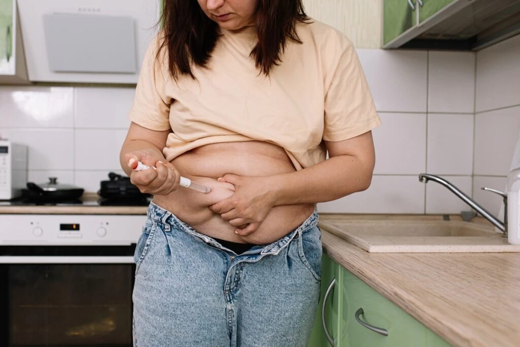 A **Anvisa** aprovou a nova versão do medicamento **Mounjaro** para o tratamento de **diabetes tipo 2** no Brasil, que agora estará disponível em uma caneta multidose única. Esta inovação promete facilitar o tratamento para pacientes, permitindo múltiplas aplicações em um único dispositivo. Segundo a publicação, a caneta multidose foi desenvolvida para oferecer maior praticidade e conveniência, reduzindo a necessidade de múltiplos dispositivos para administração do medicamento. Esta mudança é especialmente significativa para pacientes que precisam de aplicações frequentes, tornando o processo mais simples e menos invasivo. De acordo com o site, a introdução da caneta multidose no mercado brasileiro representa um avanço importante no manejo do diabetes tipo 2. O **Mounjaro**, que já é utilizado por muitos pacientes, agora poderá ser administrado de forma mais eficiente, o que pode contribuir para uma melhor adesão ao tratamento. A facilidade de uso da caneta multidose pode também reduzir erros na administração do medicamento, um fator crucial para o controle eficaz da doença. Além disso, a nova versão do dispositivo pode diminuir o desperdício de material, já que um único dispositivo pode ser utilizado para várias doses. A aprovação pela Anvisa é um passo significativo para a inovação no tratamento do diabetes tipo 2 no Brasil. Segundo a publicação, a caneta multidose do Mounjaro não só melhora a experiência do paciente, mas também pode impactar positivamente os resultados do tratamento. A conveniência de um dispositivo único pode incentivar mais pacientes a seguir rigorosamente suas prescrições médicas, o que é essencial para o controle da glicemia e a prevenção de complicações associadas ao diabetes. Com essa aprovação, espera-se que mais pacientes tenham acesso a um tratamento mais prático e eficaz, contribuindo para uma melhor qualidade de vida.