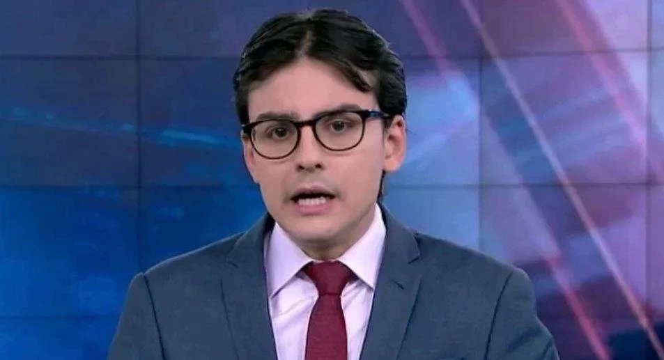 **Dudu Camargo Retorna ao SBT: O Que Isso Significa para a Televisão Brasileira?** Após um período de três anos afastado, **Dudu Camargo** está de volta ao **SBT**, uma notícia que surpreendeu muitos no cenário televisivo brasileiro. Mas o que levou a esse retorno inesperado? E quais são as implicações para a emissora e para o próprio Dudu Camargo? **Por que Dudu Camargo foi demitido do SBT em 2023?** A demissão de Dudu Camargo do SBT em junho de 2023 foi um evento marcante. Segundo informações divulgadas, a saída do apresentador foi conturbada e inesperada. Na época, Silvio Santos, fundador do SBT e grande apoiador de Dudu, estava afastado por questões de saúde. Dudu revelou que a despedida ocorreu sem o conhecimento de ambos, o que adicionou um elemento de surpresa e incerteza ao processo. A emissora, sob a nova liderança de **Daniela Beyruti**, tomou a decisão de dispensá-lo, conforme relatado por Dudu durante sua participação no reality show "A Fazenda 17". **Como foi a trajetória de Dudu Camargo após sua saída do SBT?** Após deixar o SBT, Dudu Camargo participou e venceu o reality show "A Fazenda 17" no final de 2025. Essa vitória abriu novas portas para ele, levando-o a ser contratado pela **Record** como repórter do "Balanço Geral SP". Durante sua participação no reality, Dudu compartilhou detalhes sobre sua demissão do SBT, destacando a transição de liderança dentro da emissora e como isso impactou sua carreira. **O que motivou o retorno de Dudu Camargo ao SBT?** O retorno de Dudu Camargo ao SBT foi facilitado por um convite para apresentar uma categoria do "Troféu Imprensa", que será gravado em 15 de abril. Segundo o colunista Flávio Ricco, a Record, onde Dudu estava trabalhando, deu sinal verde para sua aparição no SBT, apesar de serem concorrentes diretos na audiência. Essa decisão pode indicar uma estratégia de colaboração entre as emissoras ou simplesmente um reconhecimento do talento e popularidade de Dudu. **Qual é o impacto do retorno de Dudu Camargo para o SBT?** A volta de Dudu Camargo ao SBT pode ser vista como uma tentativa da emissora de revitalizar sua programação e atrair novamente o público que acompanhava o apresentador no "Primeiro Impacto". Durante seus sete anos no SBT, Dudu construiu uma base sólida de espectadores, e seu retorno pode ajudar a recuperar parte dessa audiência. Além disso, sua presença no "Troféu Imprensa" pode trazer um novo dinamismo ao evento, que é um dos mais tradicionais da televisão brasileira. **O que o futuro reserva para Dudu Camargo no SBT?** Ainda não está claro qual será o papel de Dudu Camargo no SBT após sua participação no "Troféu Imprensa". No entanto, sua volta à emissora pode abrir portas para novos projetos e oportunidades. Com a liderança de Daniela Beyruti, o SBT pode estar buscando novas direções e formatos, e Dudu, com sua experiência e carisma, pode ser uma peça-chave nesse processo. Em resumo, o retorno de Dudu Camargo ao SBT marca um novo capítulo em sua carreira e na história da emissora. Com uma trajetória marcada por altos e baixos, Dudu continua a ser uma figura influente na televisão brasileira, e seu retorno pode trazer novas oportunidades tanto para ele quanto para o SBT.