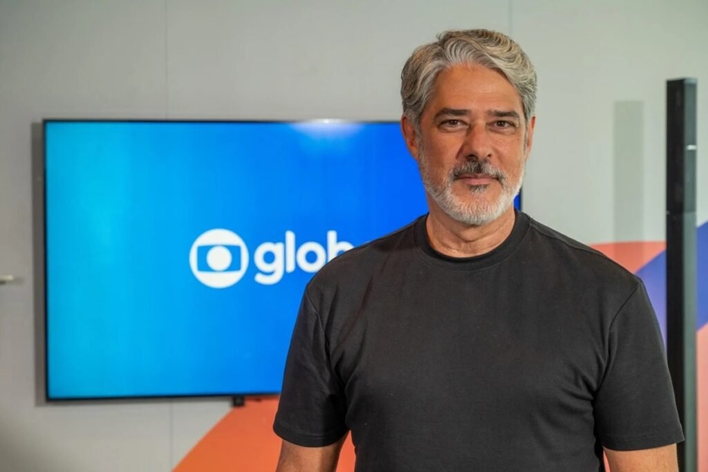 O ex-produtor da **TV Globo**, Fabricio Marta, recentemente chamou atenção ao criticar publicamente a emissora e o ex-apresentador do **Jornal Nacional**, **William Bonner**. Fabricio, que foi promovido a chefe dos produtores no início do ano, utilizou suas redes sociais para compartilhar suas experiências e descontentamentos. Ele relatou um episódio em que Bonner, pouco antes de deixar o Jornal Nacional, referiu-se ao cenário do telejornal como um "santuário" e exigiu restrições ao acesso de visitantes. Segundo Fabricio, essa atitude resultou na colocação de uma placa que ele descreveu como "medonha e antipática" na redação, simbolizando um comportamento que ele considerou inadequado para alguém com a reputação de Bonner. Por que Fabricio Marta decidiu criticar a TV Globo e William Bonner? Fabricio Marta, após sofrer dois infartos, decidiu expor suas críticas à emissora e ao comportamento de Bonner, talvez como uma forma de desabafo e busca por mudanças. Ele destacou que, apesar de ter trabalhado em diversos veículos de comunicação antes de chegar à Globo em 2006, a emissora dos Marinho apresentou desafios únicos. Fabricio mencionou que todos os lugares têm defeitos, mas enfatizou a importância do empenho e da exposição pública para honrar aqueles que fazem o trabalho acontecer, como os jornalistas. Quais foram as principais críticas de Fabricio Marta à TV Globo? Fabricio apontou que a TV Globo está em uma "ladeira abaixo", mencionando que a emissora não incentiva mais a participação de jovens produtores em eventos importantes, como o Congresso de Jornalismo Investigativo da Abraji. Ele criticou a falta de apoio financeiro para que os produtores participassem desses eventos, relatando dificuldades em conseguir passagens, hospedagem e outras necessidades básicas. Fabricio descreveu a situação como "cafonice", especialmente considerando que a Globo é o terceiro maior conglomerado de comunicação do mundo. Como Fabricio Marta vê o futuro da TV Globo? Apesar das críticas, Fabricio expressou esperança por uma governança mais humana e vanguardista na Globo. Ele deseja que a emissora possa mover seus funcionários para posições que realmente merecem, saindo de um "brejo com água parada". Fabricio também reconheceu que, apesar das dificuldades, ele construiu amizades valiosas dentro da emissora, especialmente com a turma madrugadora do Entretenimento e amigos das afiliadas. O que motivou Fabricio Marta a compartilhar suas experiências agora? Fabricio mencionou que está há meses tentando resolver problemas pessoais, como um vazamento em casa, o que pode ter contribuído para sua decisão de expor suas frustrações. Ele agradeceu o apoio de amigos durante esse período de "compartilhar selvagem" e destacou que suas declarações foram feitas conscientemente. Fabricio parece buscar uma mudança positiva, tanto em sua vida pessoal quanto no ambiente de trabalho que deixou para trás. Em resumo, as críticas de Fabricio Marta à TV Globo e a William Bonner refletem uma insatisfação com a falta de apoio e reconhecimento dentro da emissora. Ele espera que suas palavras possam inspirar uma mudança na governança da Globo, promovendo um ambiente mais justo e incentivador para todos os seus funcionários.