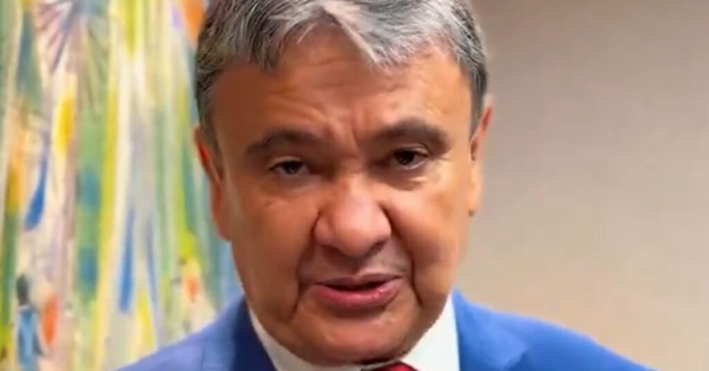 **Após fala de Ratinho, ministro sugere manter Bolsa Família a CLT** O que motivou a proposta de manter o **Bolsa Família** para trabalhadores com carteira assinada? Segundo a publicação, a iniciativa surgiu após o apresentador Ratinho, durante seu programa no SBT, expressar preocupação de que muitas pessoas têm medo de perder o auxílio ao conseguirem um emprego formal. Em resposta, o ministro do Desenvolvimento e Assistência Social, Família e Combate à Fome, José Wellington Dias, anunciou que enviará ao Congresso um projeto de lei para impedir o corte do benefício para beneficiários recém-empregados. Como o governo planeja implementar essa mudança? O ministro Wellington Dias explicou que, quando o benefício foi transformado em **Auxílio Brasil** durante o governo Bolsonaro, a perda do auxílio era imediata em caso de contratação formal ou regularização de CNPJ. Com a retomada do Bolsa Família no governo Lula, buscou-se corrigir esse efeito. Agora, o trabalhador é avaliado conforme a renda mensal e permanece elegível ao benefício caso continue sendo considerado de baixa renda. Se o salário ultrapassar o teto do auxílio, o beneficiário ainda pode receber o benefício por até 12 meses, permitindo que o trabalhador avalie a segurança do novo emprego. Qual é a proposta do deputado Diego Andrade sobre o tema? Em fevereiro, o deputado Diego Andrade (PSD-MG) apresentou um projeto de lei (304/2026) que permite que beneficiários do Bolsa Família mantenham temporariamente o auxílio ao conseguirem emprego formal. A proposta prevê que o valor do benefício seja pago pelo empregador, sem natureza salarial, enquanto a empresa recebe incentivos fiscais. O trabalhador poderá continuar no programa se cumprir critérios como renda de até três salários mínimos e manutenção das regras do Bolsa Família. Quais são os objetivos do projeto de lei do deputado? Segundo o autor, a medida busca incentivar a formalização do trabalho, reduzir o medo de perder o benefício e garantir uma transição mais segura entre assistência social e emprego. O projeto também cria a possibilidade de suspensão do benefício durante o vínculo formal, com retomada automática em caso de demissão. Como essa proposta pode impactar os beneficiários do Bolsa Família? A proposta visa proporcionar uma transição mais suave para os beneficiários que ingressam no mercado de trabalho formal, garantindo que não percam imediatamente o suporte financeiro que o Bolsa Família oferece. Isso pode incentivar mais pessoas a aceitarem empregos formais, sabendo que terão um período de adaptação financeira. Por que é importante discutir a relação entre o Bolsa Família e o emprego formal? A discussão é crucial porque muitos beneficiários do Bolsa Família enfrentam o dilema de aceitar um emprego formal e perder o auxílio, o que pode representar um risco financeiro significativo. Ao permitir que os beneficiários mantenham o auxílio temporariamente, o governo busca criar um ambiente mais seguro e estável para a transição ao emprego formal. Em resumo, quais são os principais pontos da proposta? A proposta do ministro Wellington Dias e do deputado Diego Andrade visa garantir que os beneficiários do Bolsa Família possam manter o auxílio ao ingressarem no mercado de trabalho formal, promovendo uma transição mais segura e incentivando a formalização do emprego. Isso é feito através de avaliações de renda, manutenção temporária do benefício e incentivos fiscais para empregadores.