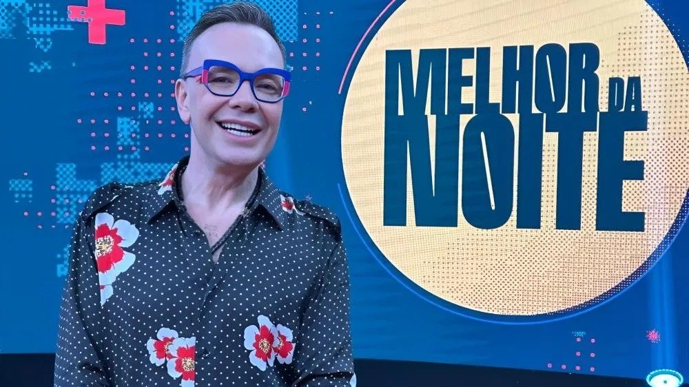 Por que Felipeh Campos foi internado? Felipeh Campos foi internado devido a um quadro grave de dengue, que se agravou rapidamente enquanto ele estava sozinho em casa. Quais foram as complicações da dengue enfrentadas por Felipeh? A principal complicação foi a queda no número de plaquetas, um problema sério em casos graves de dengue. Quanto tempo Felipeh Campos ficou internado? Ele passou quatro dias internado no Hospital Beneficência Portuguesa, em São Paulo, sob constante acompanhamento médico. Como está a recuperação de Felipeh Campos? Os exames mostraram melhora, com as plaquetas voltando a níveis normais, mas a recuperação ainda exige cautela e restrições. Quando Felipeh Campos retornou ao trabalho? Ele voltou ao programa "Melhor da Noite" na quinta-feira, 25, com autorização médica limitada para apenas cumprir esse compromisso. Quais são as restrições impostas a Felipeh após a alta médica? Felipeh foi liberado apenas para apresentar o programa e retornar para casa, sem retomar outras atividades. Qual é o impacto do caso de Felipeh Campos na conscientização sobre a dengue? O caso reacende o alerta para os riscos da dengue, especialmente em casos de agravamento rápido, destacando a importância da atenção médica. Como está o avanço da dengue no país? Nos últimos meses, a doença tem avançado em várias regiões, aumentando internações e a atenção das autoridades de saúde.