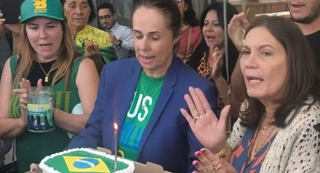 No dia do aniversário do ex-presidente Jair Bolsonaro, **apoiadores** se reuniram para celebrar a data de maneira especial, mesmo em circunstâncias adversas. Segundo a publicação do site O Antagonista, a comemoração ocorreu no hospital onde Bolsonaro estava internado. Entre os presentes, destacaram-se figuras conhecidas do cenário político, como a deputada federal Bia Kicis, que, junto a outros apoiadores, levou um bolo e entoou o tradicional "parabéns" para o ex-presidente. Este gesto de apoio e carinho foi uma demonstração clara da lealdade e admiração que Bolsonaro ainda mantém entre seus seguidores, mesmo após o término de seu mandato. A presença de **Bia Kicis** e outros apoiadores no hospital reflete a contínua influência de Bolsonaro no cenário político brasileiro. Segundo o site O Antagonista, a deputada, conhecida por sua defesa fervorosa das políticas do ex-presidente, desempenhou um papel central na organização da celebração. O evento foi marcado por um clima de solidariedade e apoio, evidenciando a capacidade de mobilização que Bolsonaro ainda possui. Este tipo de manifestação é significativo, pois demonstra que, mesmo fora do poder, o ex-presidente continua a ser uma figura central para muitos de seus seguidores, que veem nele um símbolo de suas aspirações políticas e ideológicas. A celebração do aniversário de Bolsonaro no hospital também levanta questões sobre a saúde do ex-presidente e seu impacto na política nacional. Segundo a publicação, a escolha do local para a comemoração foi inevitável devido à internação de Bolsonaro, mas isso não impediu que seus apoiadores se reunissem para homenageá-lo. Este episódio destaca a resiliência de sua base de apoio, que permanece ativa e engajada, pronta para demonstrar seu apoio em momentos críticos. A lealdade demonstrada por seus seguidores sugere que Bolsonaro ainda pode desempenhar um papel relevante no futuro político do Brasil, seja como líder de um movimento ou como influenciador de novas lideranças dentro de seu espectro político.