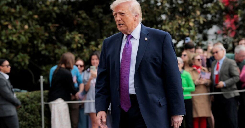 Donald Trump, ex-presidente dos Estados Unidos, expressou recentemente a ideia de que seria uma honra para ele "tomar Cuba". Esta declaração foi feita no contexto de um colapso significativo na rede elétrica cubana, que deixou grande parte da ilha sem energia. **Trump** destacou o valor estratégico de **Cuba** para os Estados Unidos, sugerindo que a proximidade geográfica e a posição da ilha no Caribe são de importância crucial para a segurança e os interesses americanos. Segundo a publicação da CNN Brasil, Trump acredita que uma ação ofensiva poderia ser justificada pela necessidade de proteger esses interesses estratégicos. No desenvolvimento de suas justificativas, **Trump** argumentou que a situação política e econômica em **Cuba** oferece uma oportunidade para os Estados Unidos intervirem. Ele mencionou que a instabilidade interna e as dificuldades enfrentadas pelo governo cubano poderiam servir como um pretexto para uma intervenção. Segundo o site, Trump vê a possibilidade de uma ofensiva como uma forma de promover a democracia e os direitos humanos na ilha, além de fortalecer a posição dos Estados Unidos na região. Essa perspectiva, no entanto, é controversa e suscita debates sobre a soberania cubana e o direito internacional. A ideia de uma ofensiva contra **Cuba** também é vista por **Trump** como uma maneira de reafirmar a liderança dos Estados Unidos no hemisfério ocidental. Ele acredita que uma ação decisiva poderia enviar uma mensagem clara a outros países sobre a determinação americana em proteger seus interesses. Segundo a publicação, Trump enfatiza que a história de tensões entre os dois países, desde a Guerra Fria, justifica uma postura mais assertiva. No entanto, essa visão enfrenta críticas tanto internas quanto externas, com muitos argumentando que uma abordagem diplomática seria mais eficaz e menos arriscada.